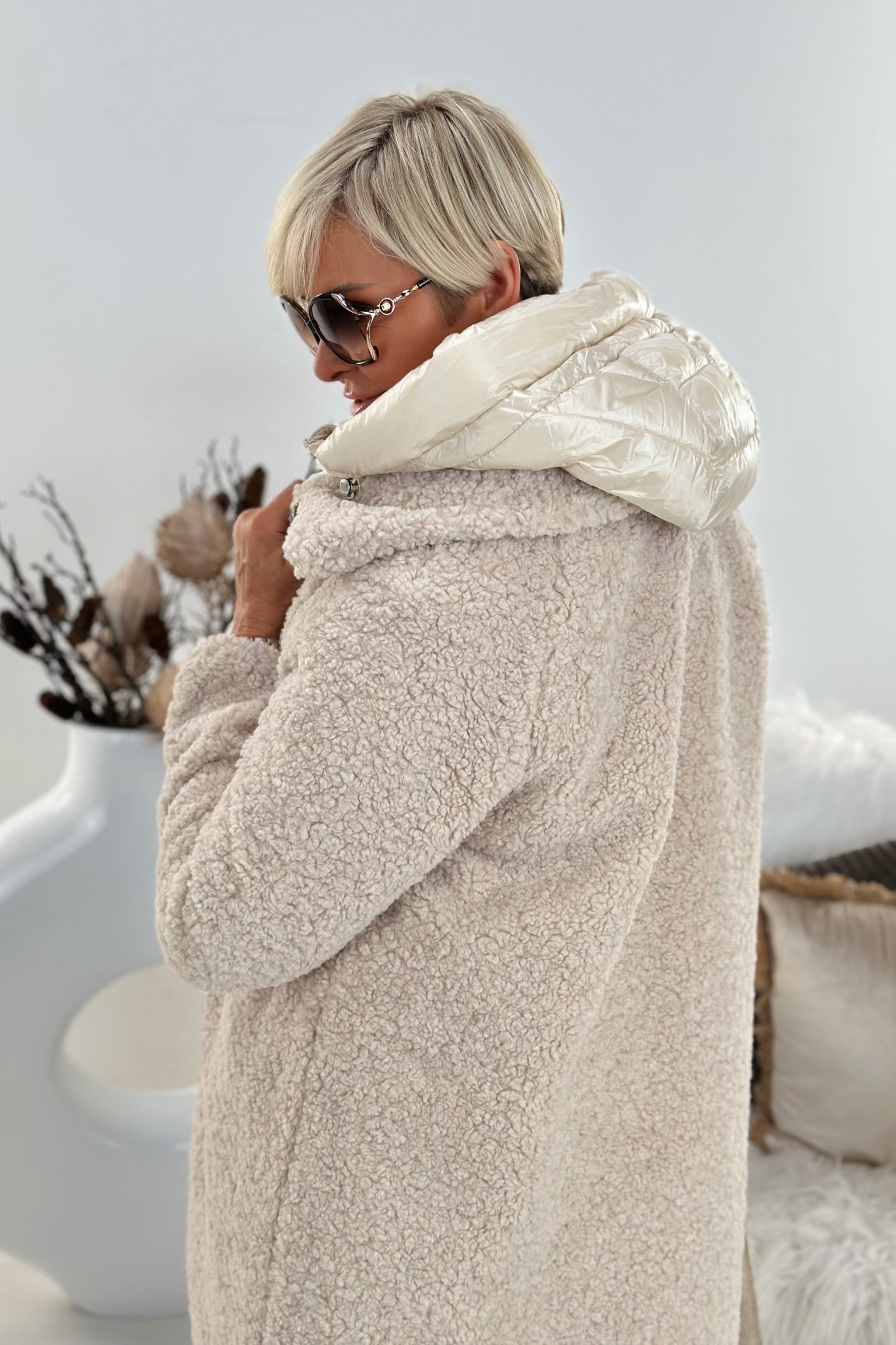 Teddy-Kurz-Mantel mit Steppeinsatz, beige