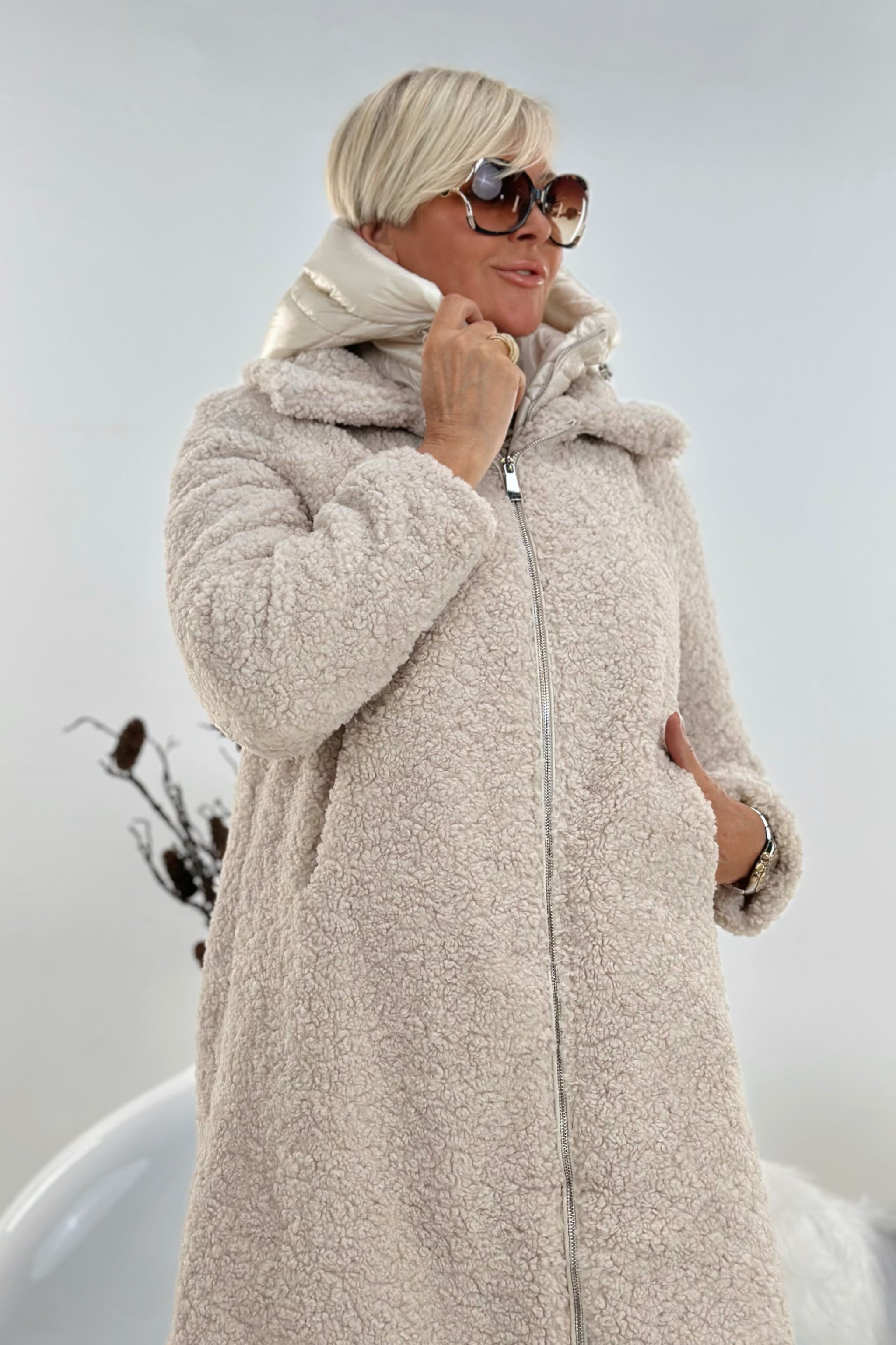 Teddy-Kurz-Mantel mit Steppeinsatz, beige