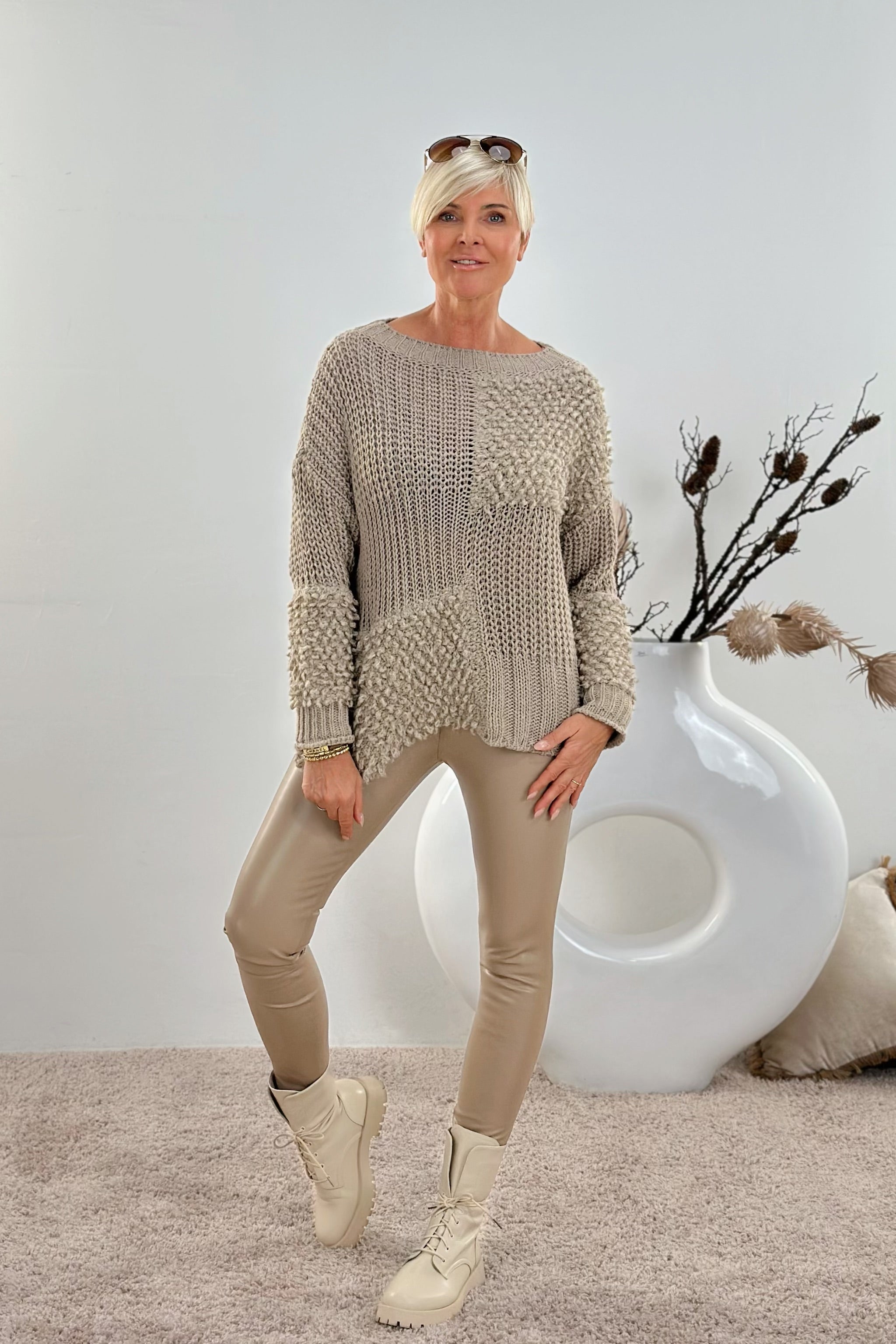 Strickpulli mit Bouclé und Patentmuster, dunkelbeige