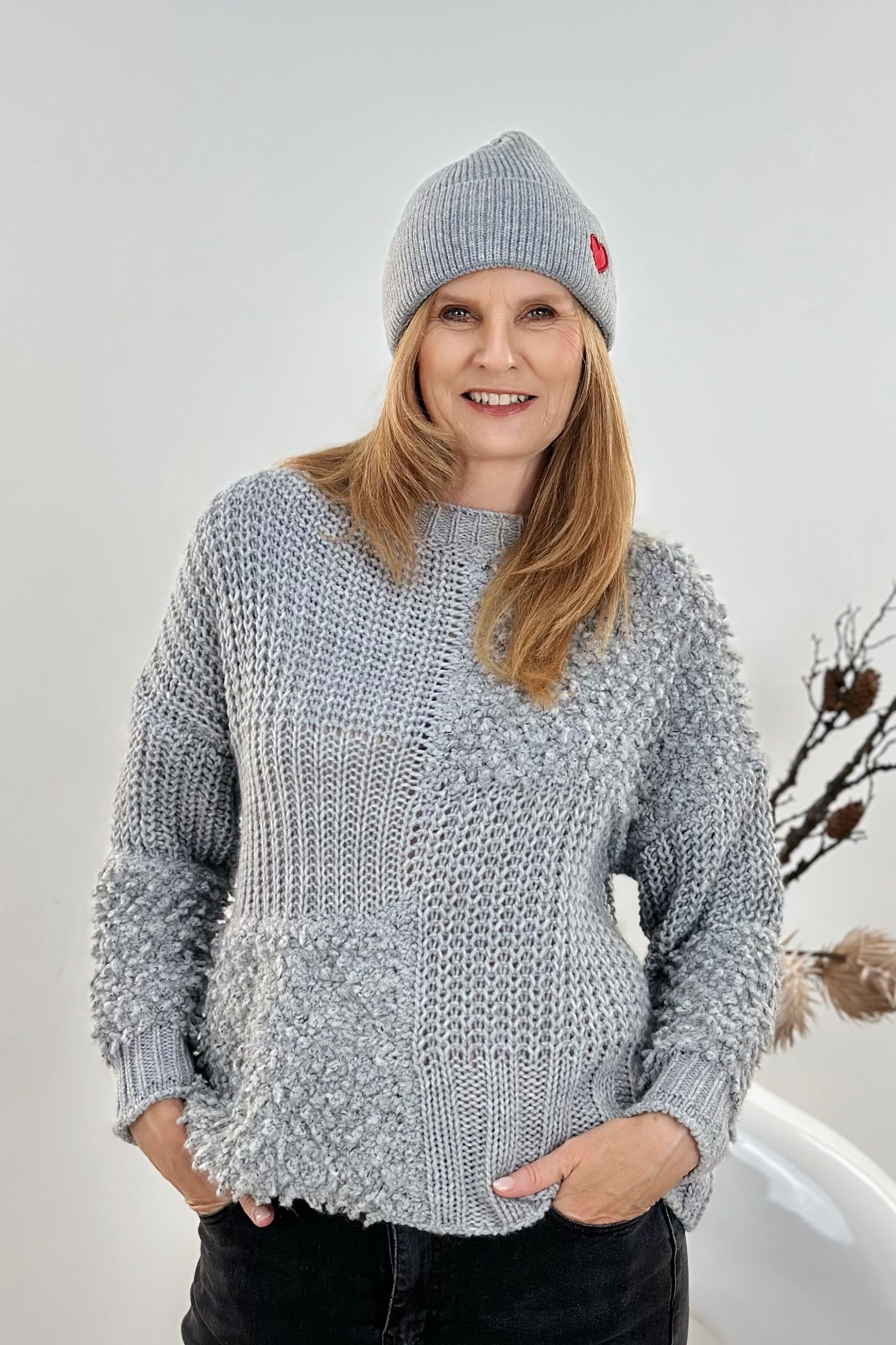 Strickpulli mit Bouclé und Patentmuster, grau