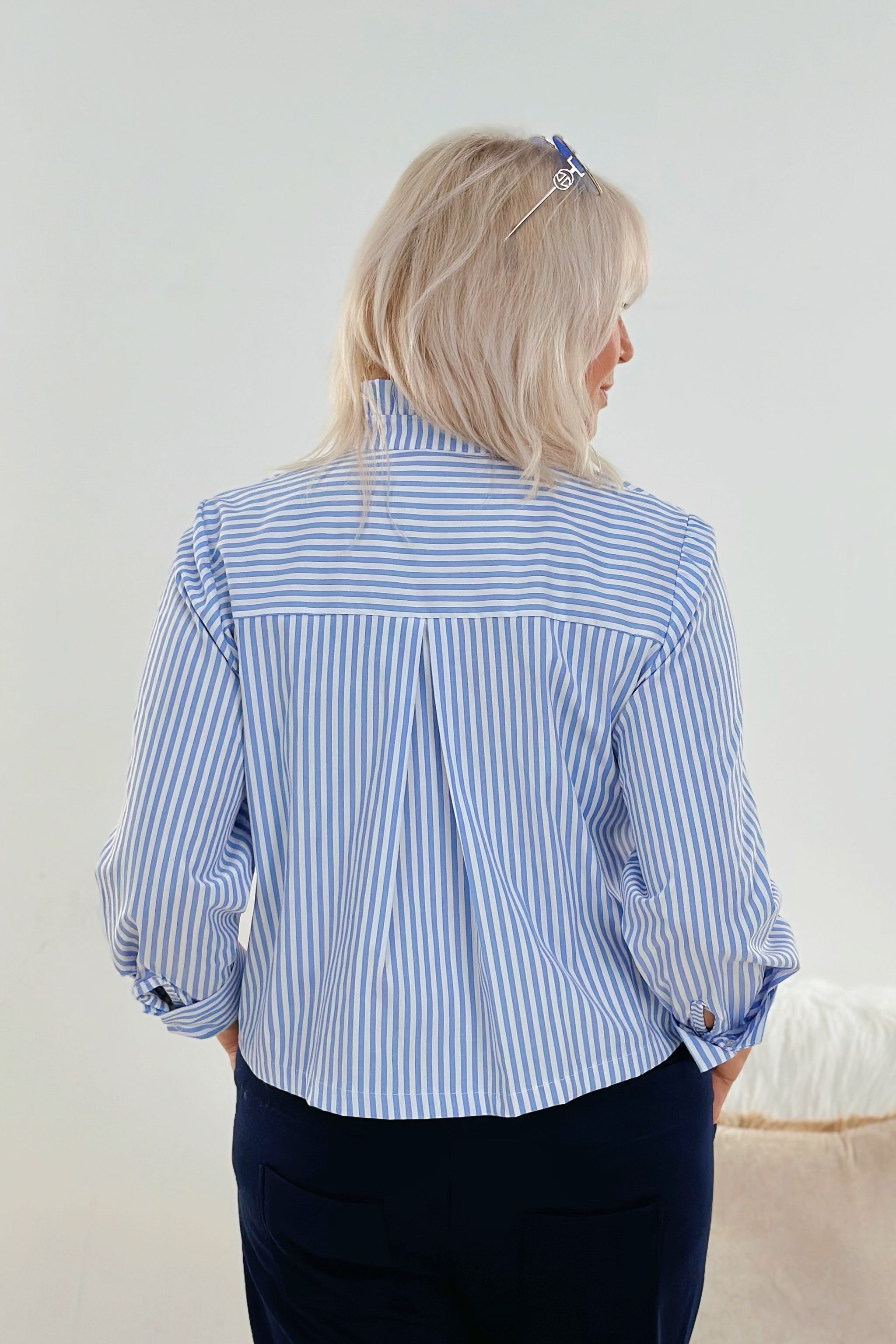 Bluse mit Rüschen-Stehkragen, blau-weiß