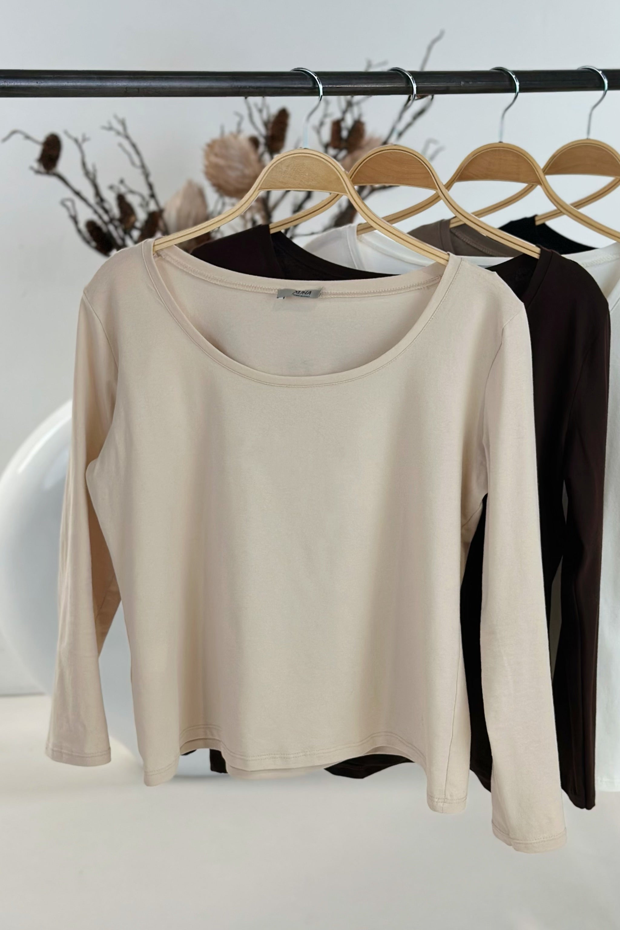 Langarmshirt mit tiefem Rundhalsausschnitt, beige