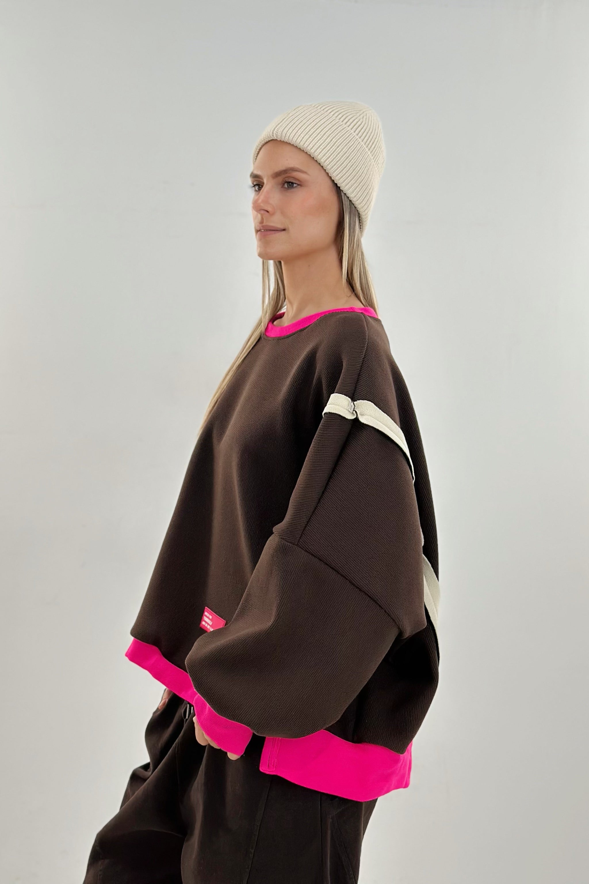 Gefüttertes Sweaty mit außenliegenden Nähten, dunkelbraun-neonpink-beige