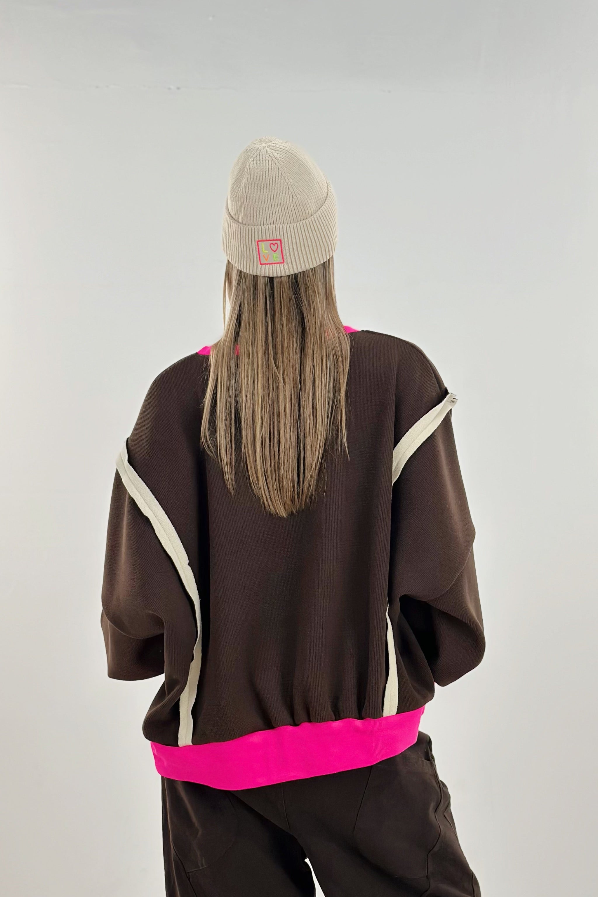 Gefüttertes Sweaty mit außenliegenden Nähten, dunkelbraun-neonpink-beige