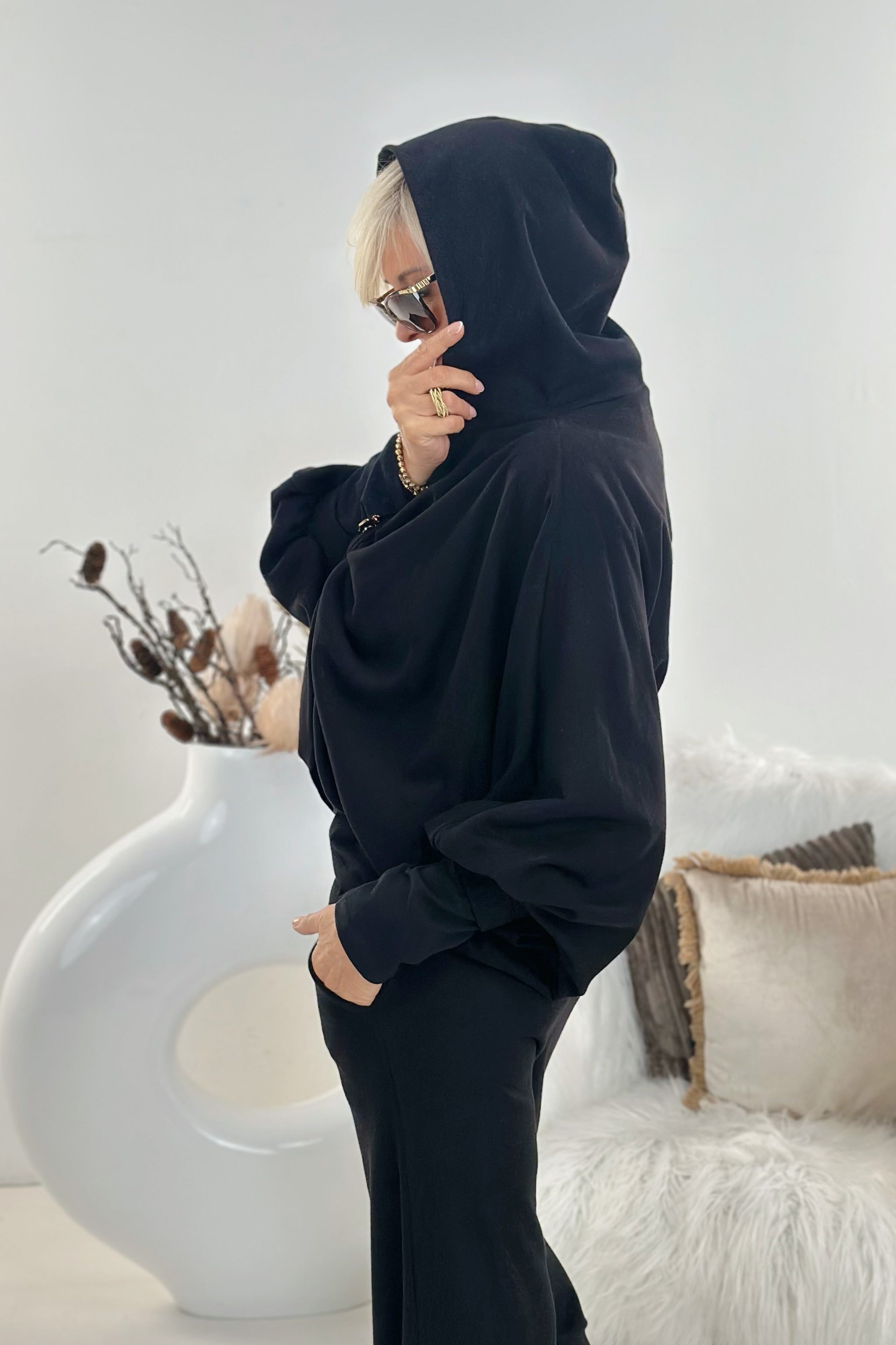 Feinstrickpulli mit Brosche, schwarz