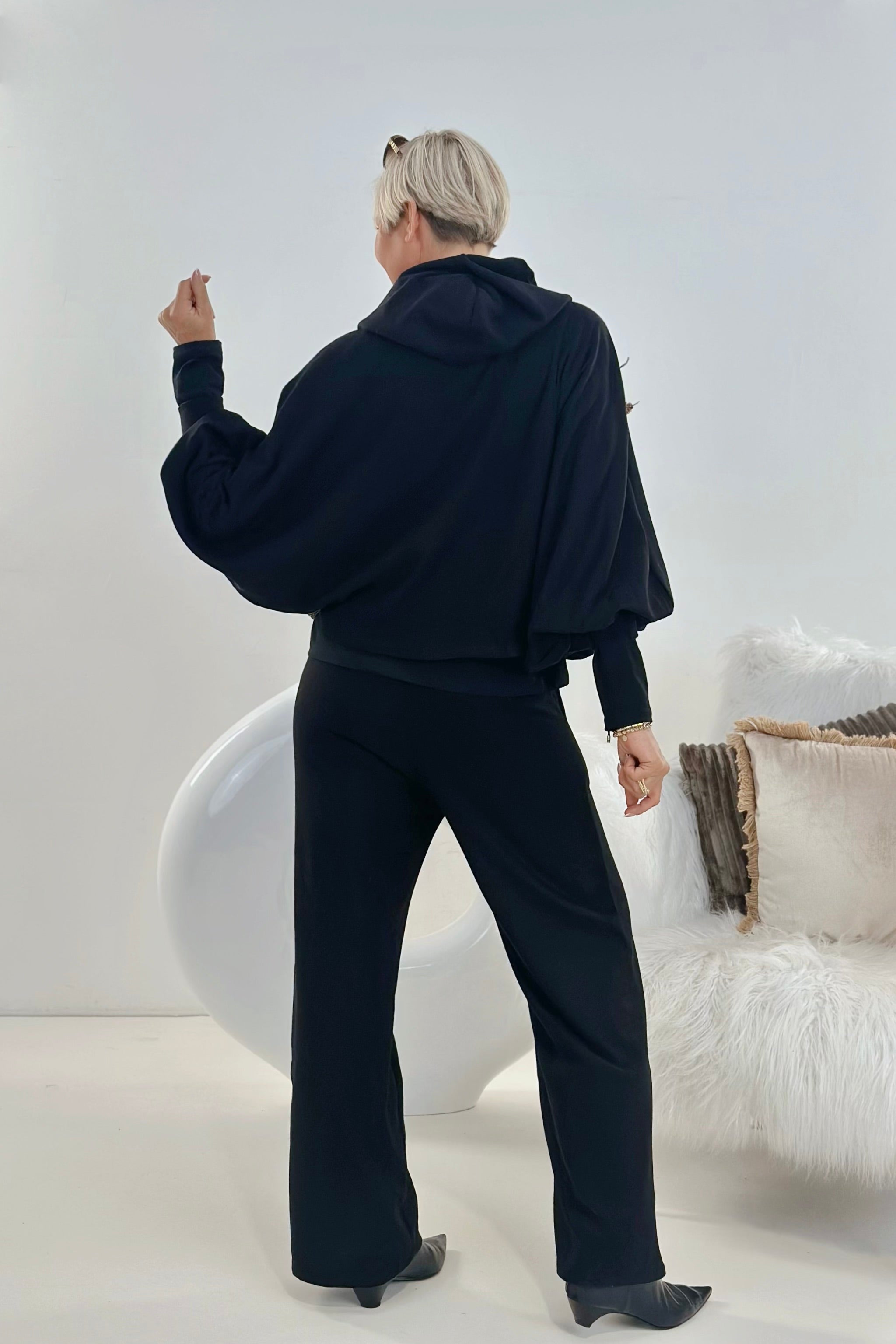Feinstrickpulli mit Brosche, schwarz