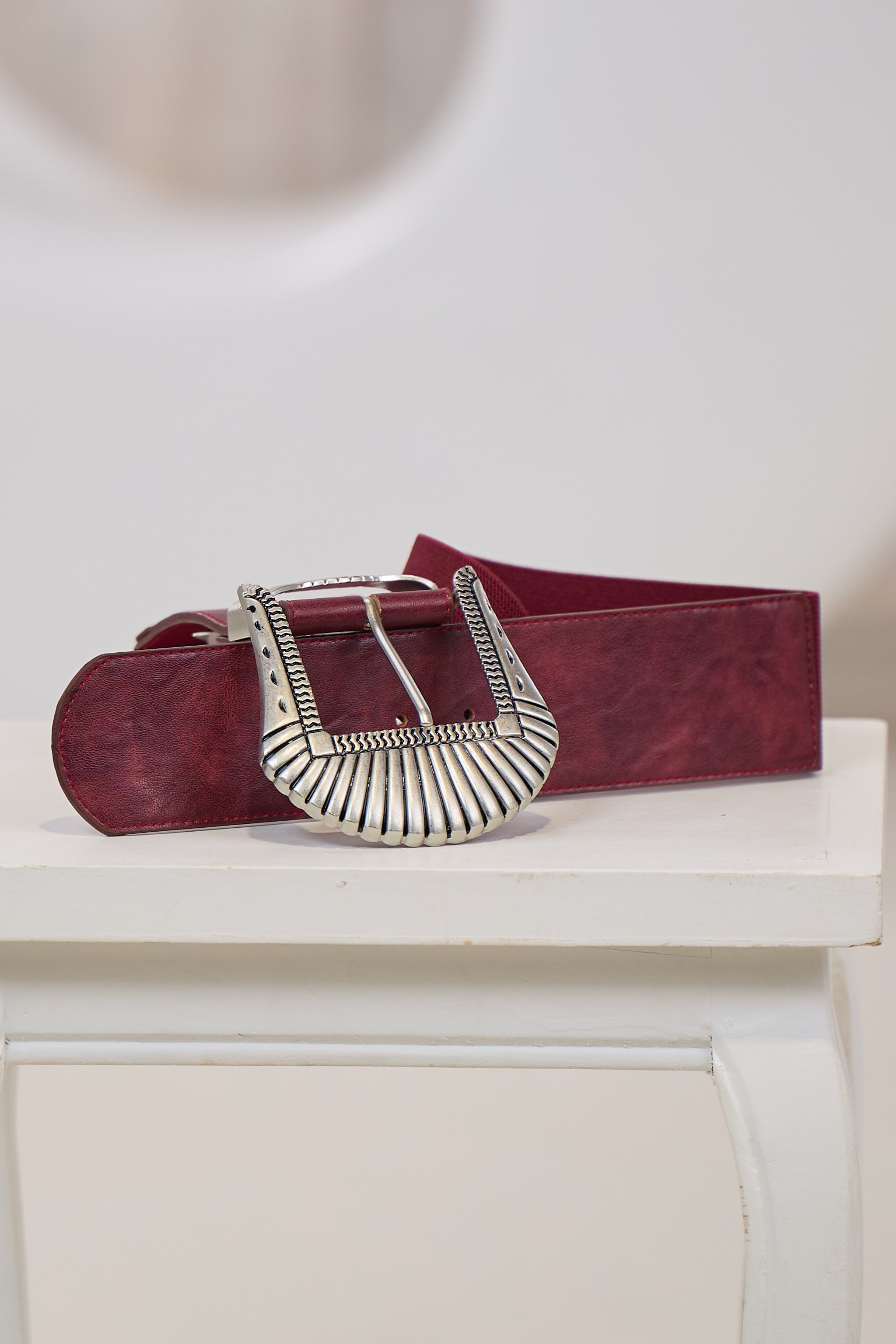 Breiter Stretchgürtel mit großer Schnalle, bordeaux-silber