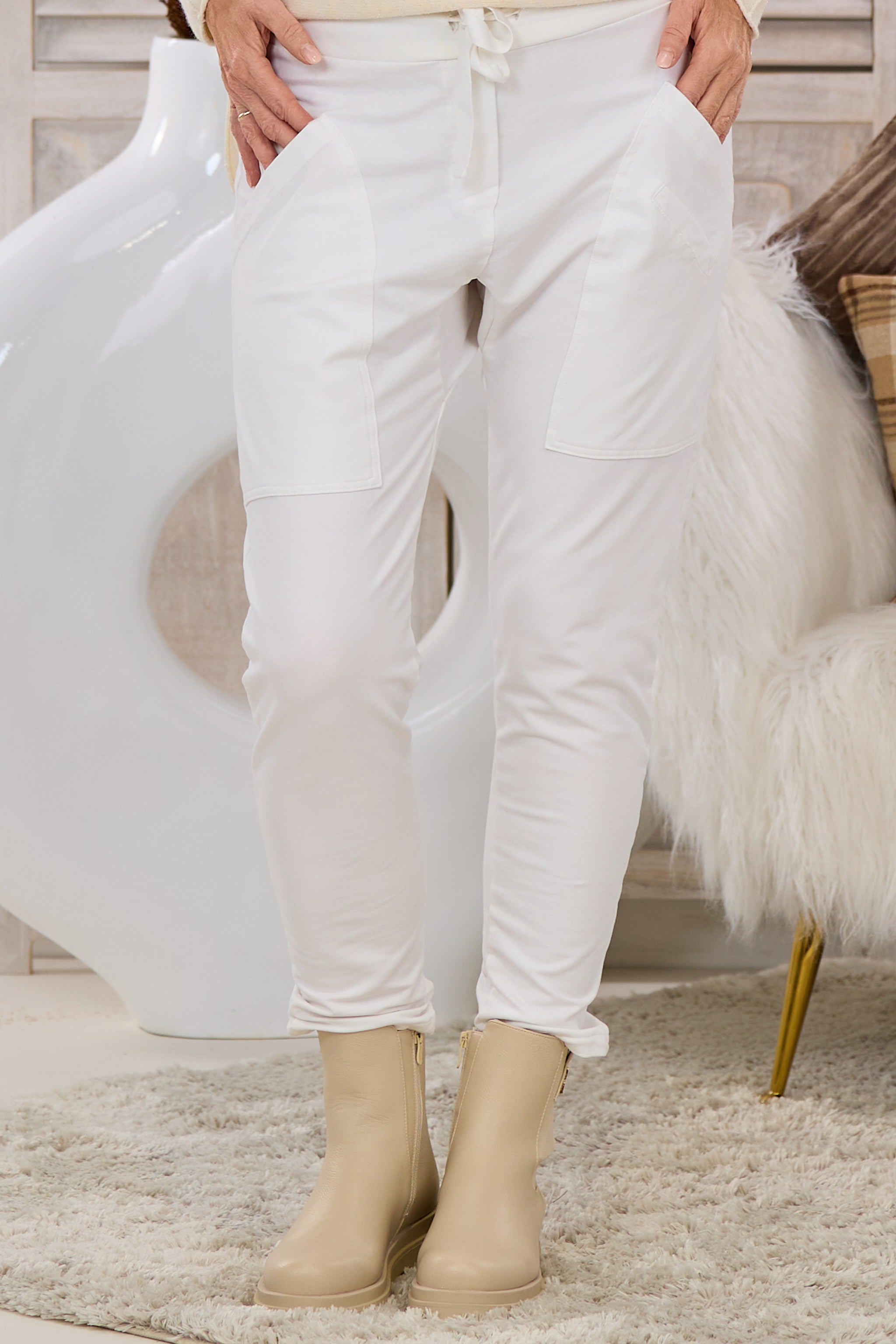 Joggpants mit großen Taschen, weiß