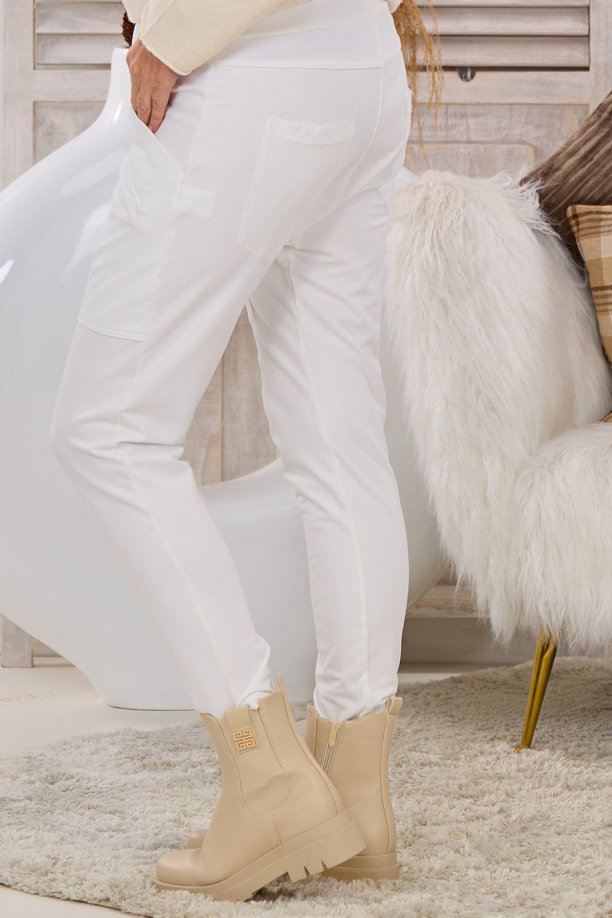 Joggpants mit großen Taschen, weiß