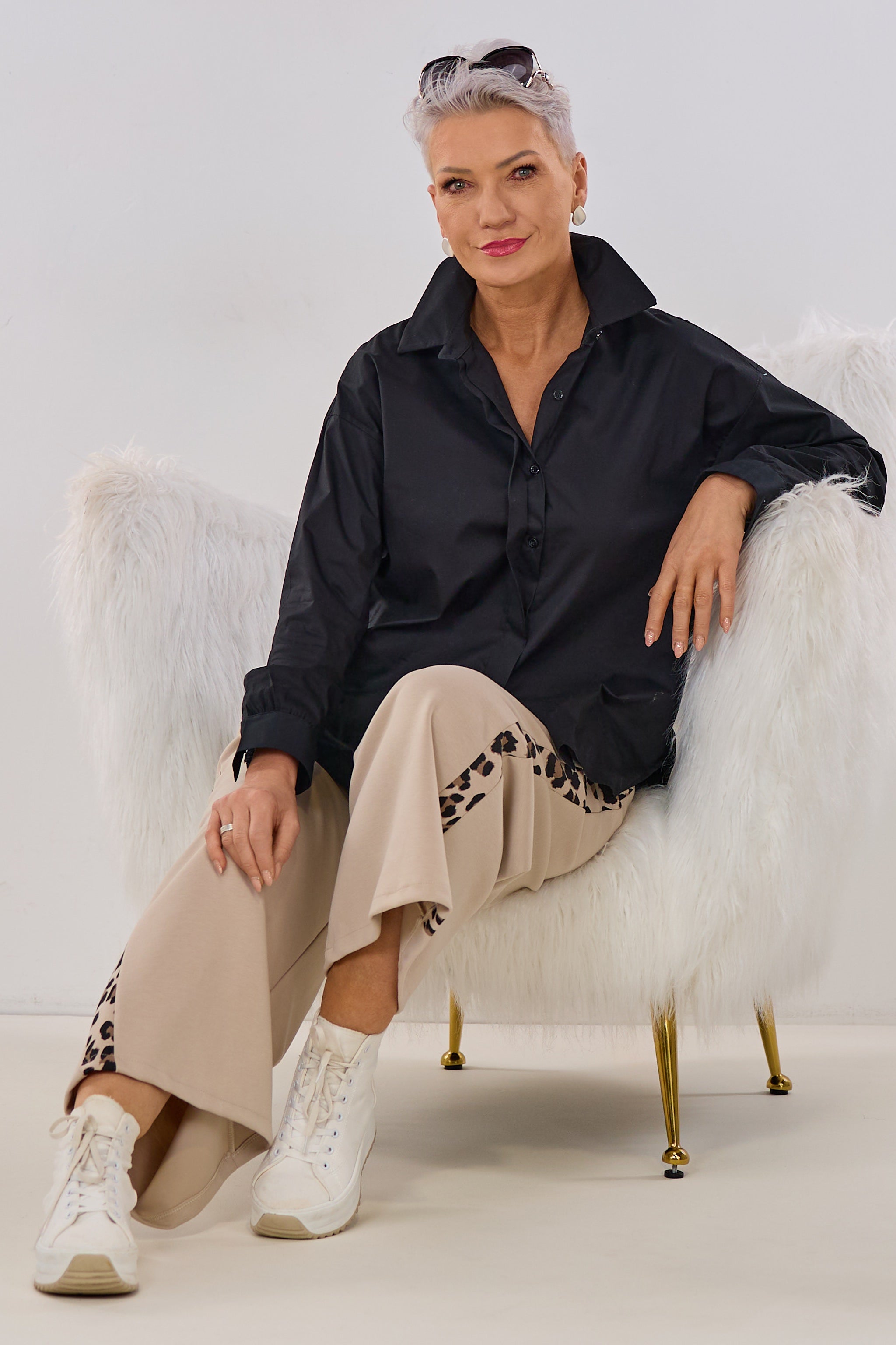 Bluse mit verdeckter Knopfleiste, schwarz