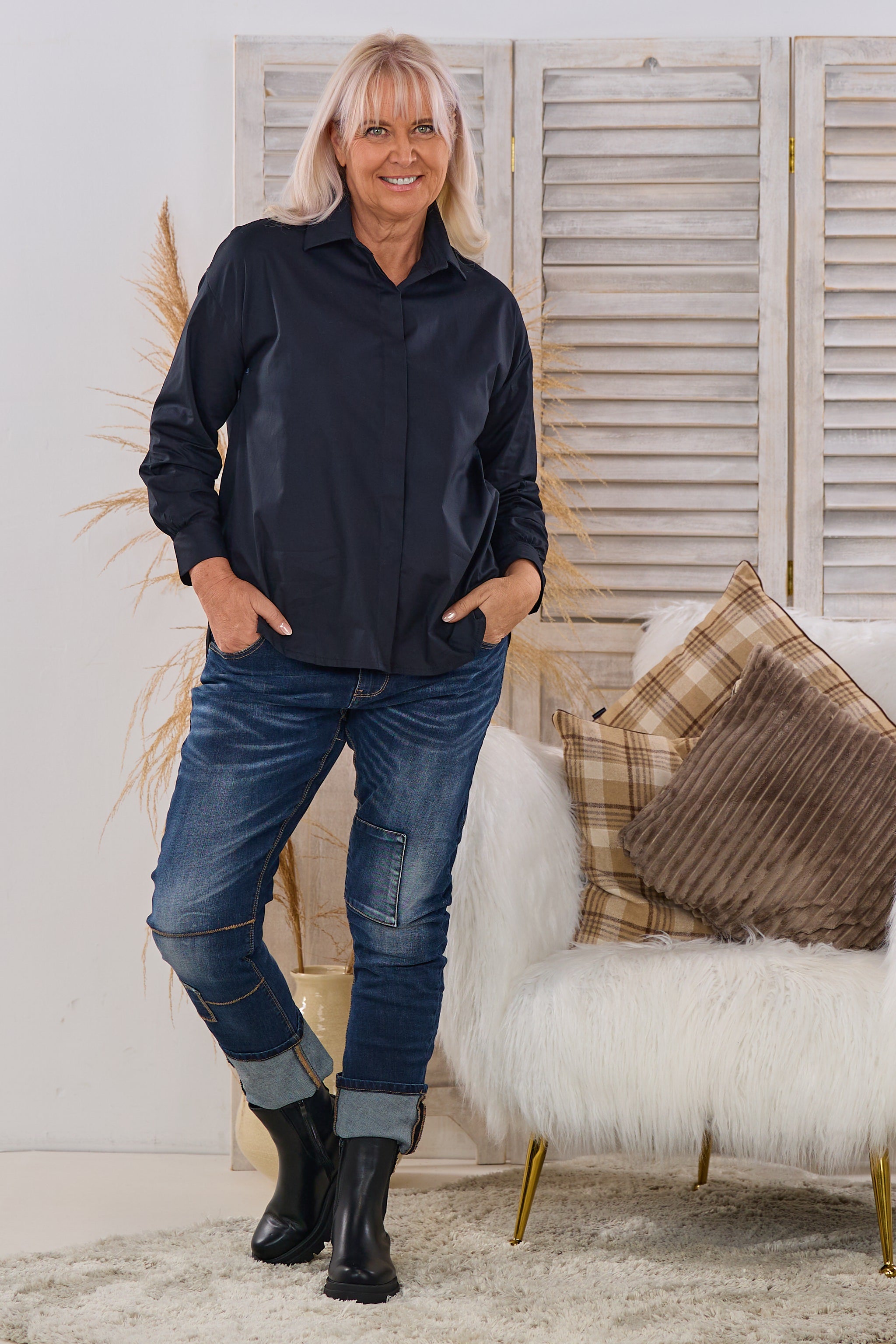 Bluse mit verdeckter Knopfleiste, schwarz