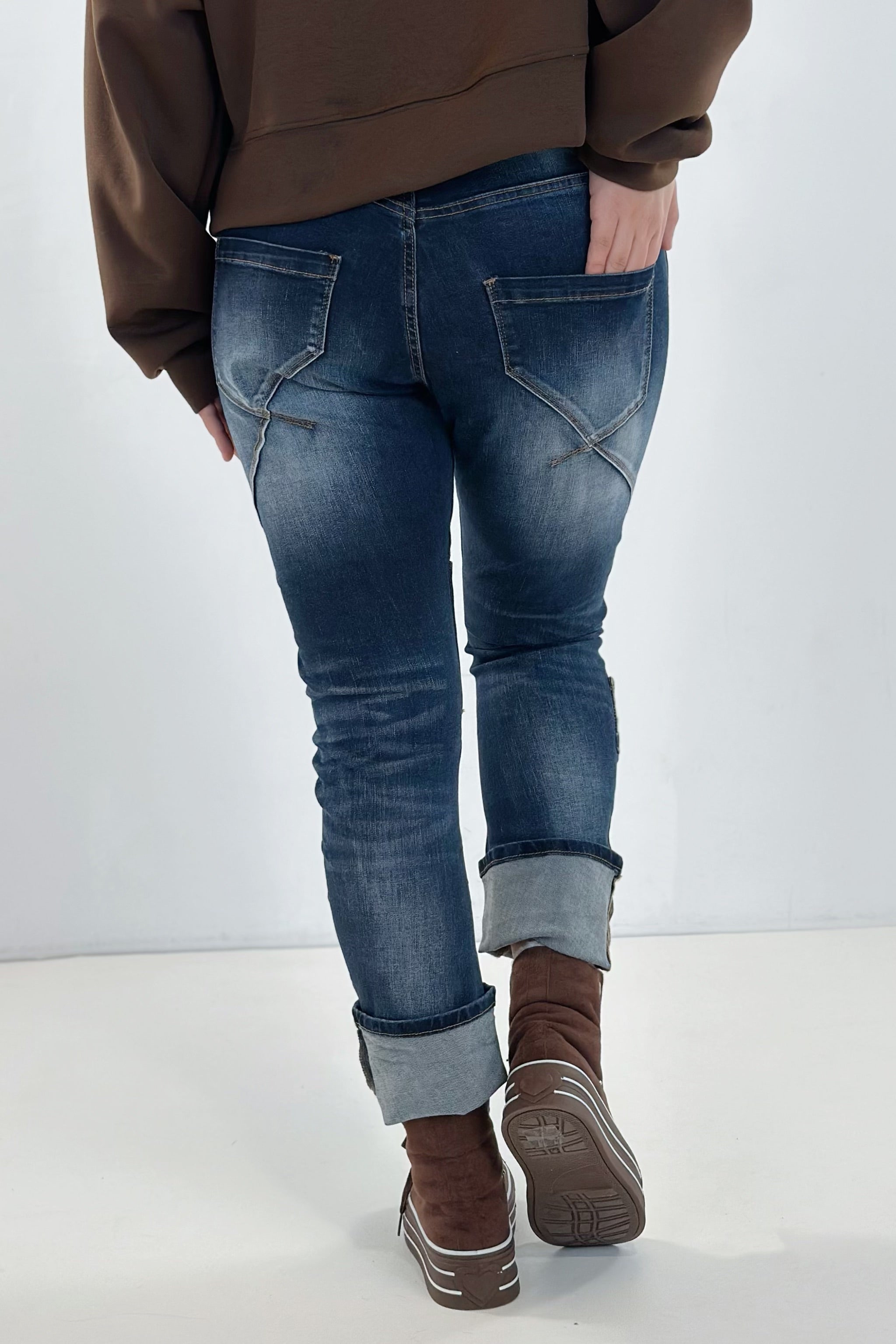 Jeans mit breitem Aufschlag und Patches, dark denim used