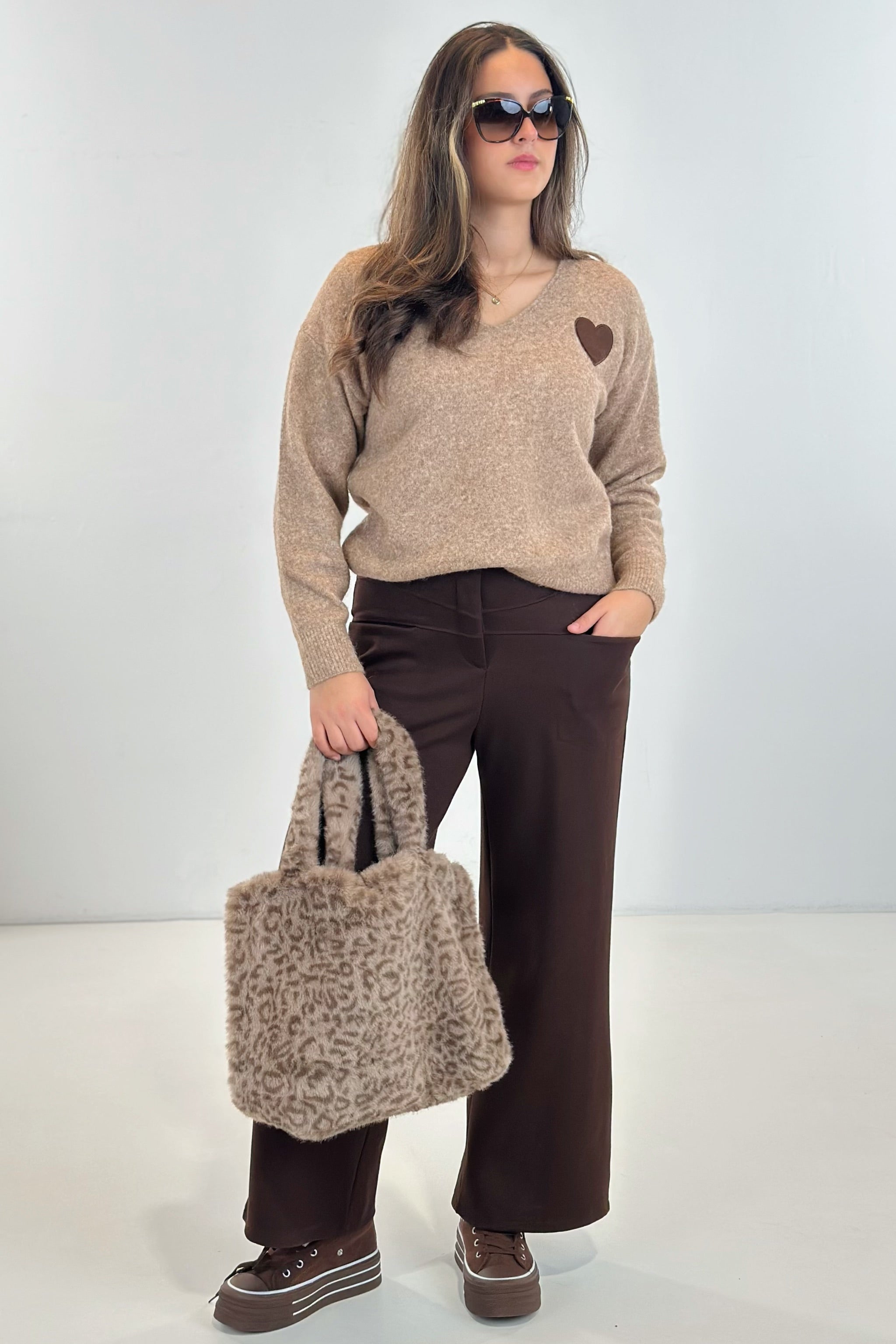 Strickpulli mit V-Ausschnitt und Herz, camel-meliert