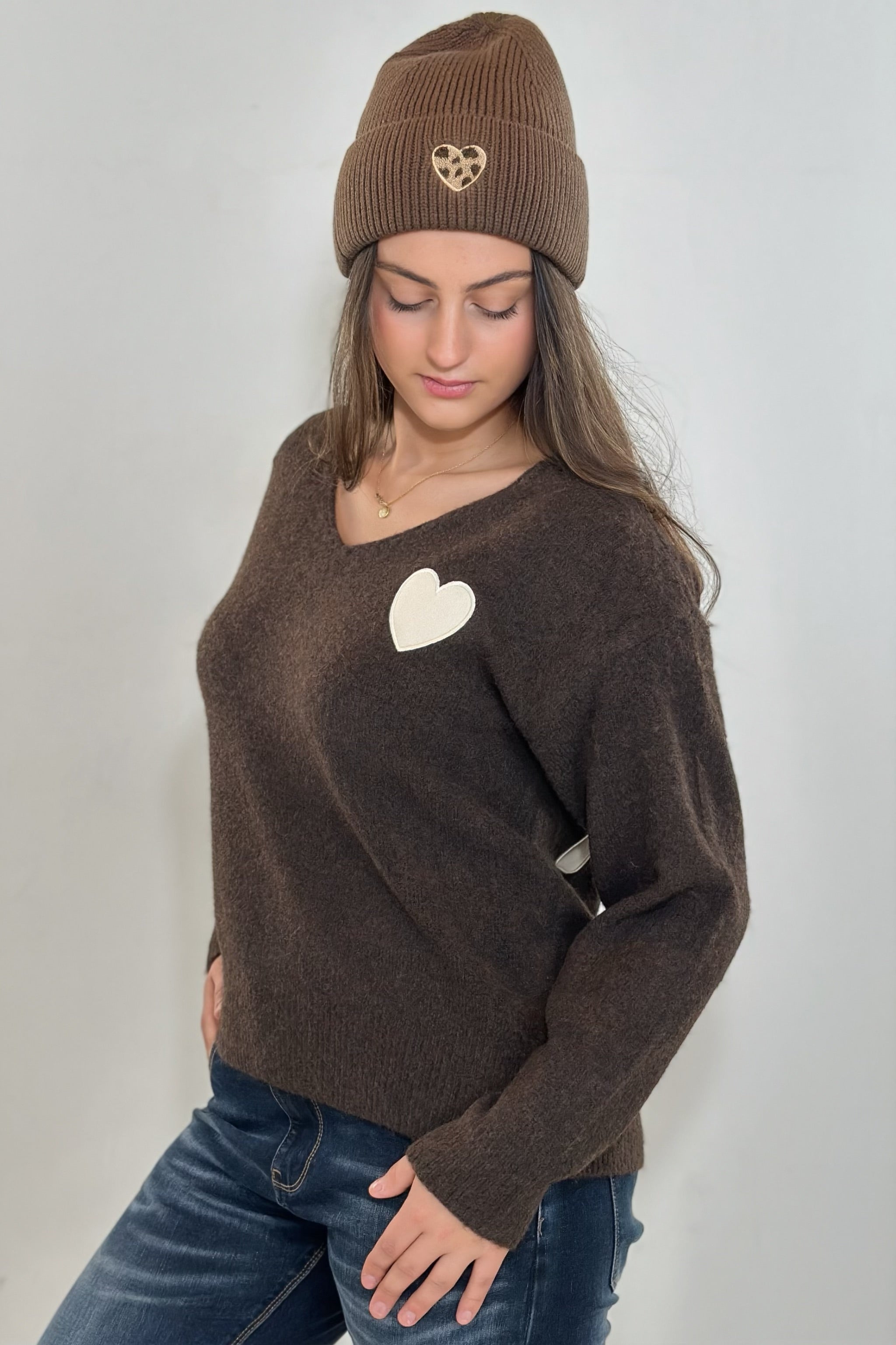 Strickpulli mit V-Ausschnitt und Herz, braun-meliert