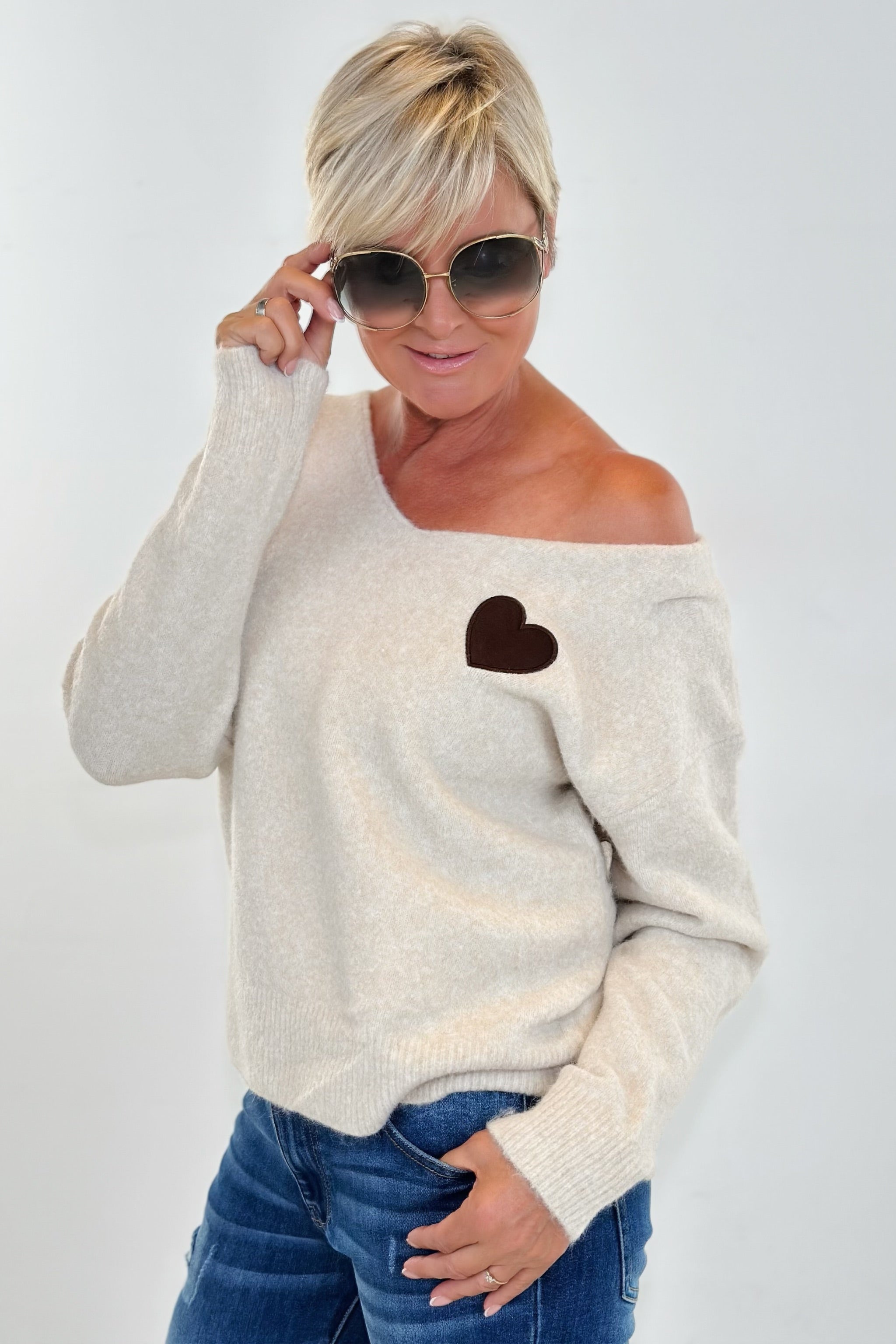 Strickpulli mit V-Ausschnitt und Herz, beige-meliert