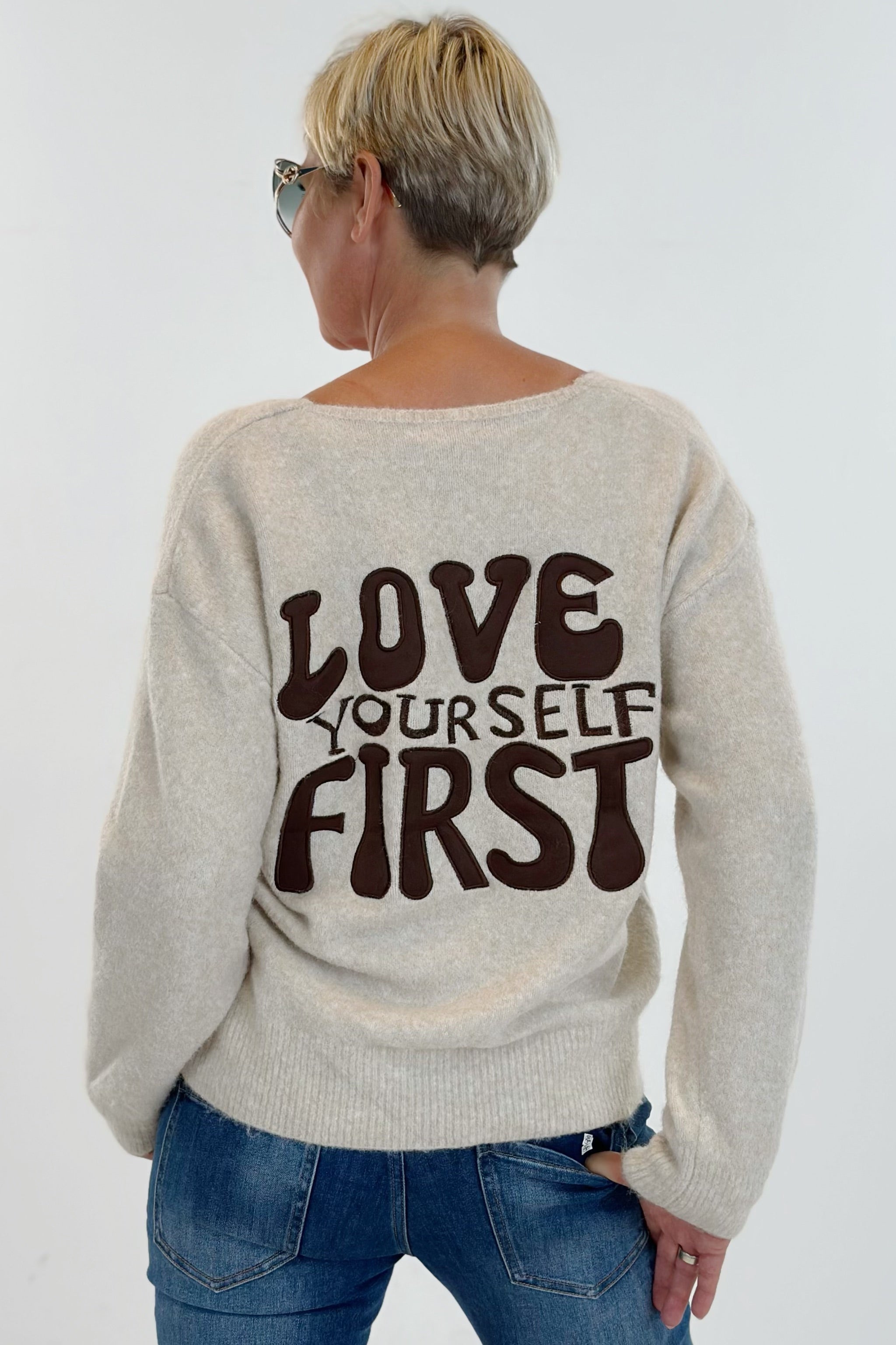Strickpulli mit V-Ausschnitt und Herz, beige-meliert