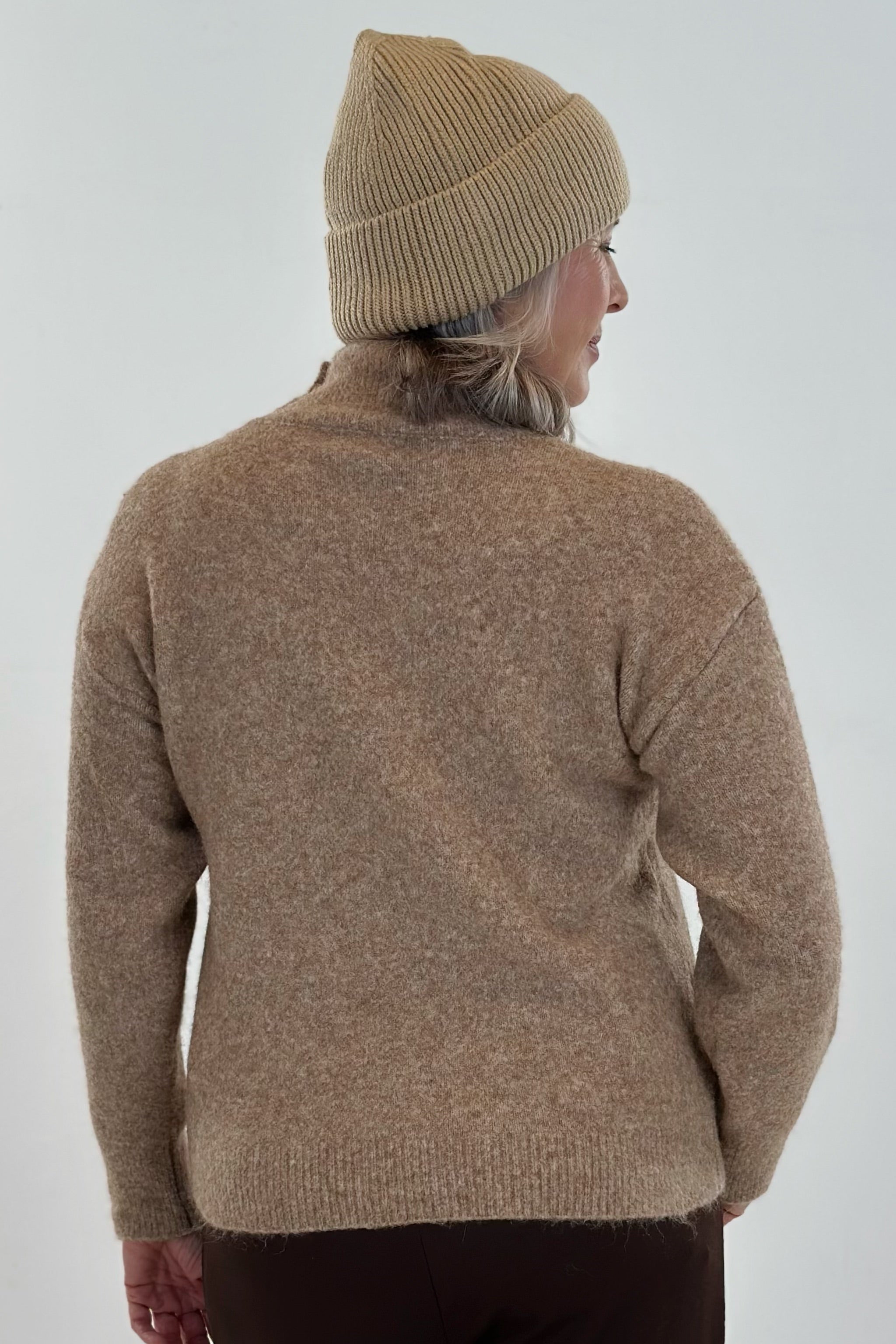 Strickpulli mit Turtleneck und Knöpfen, camel-meliert