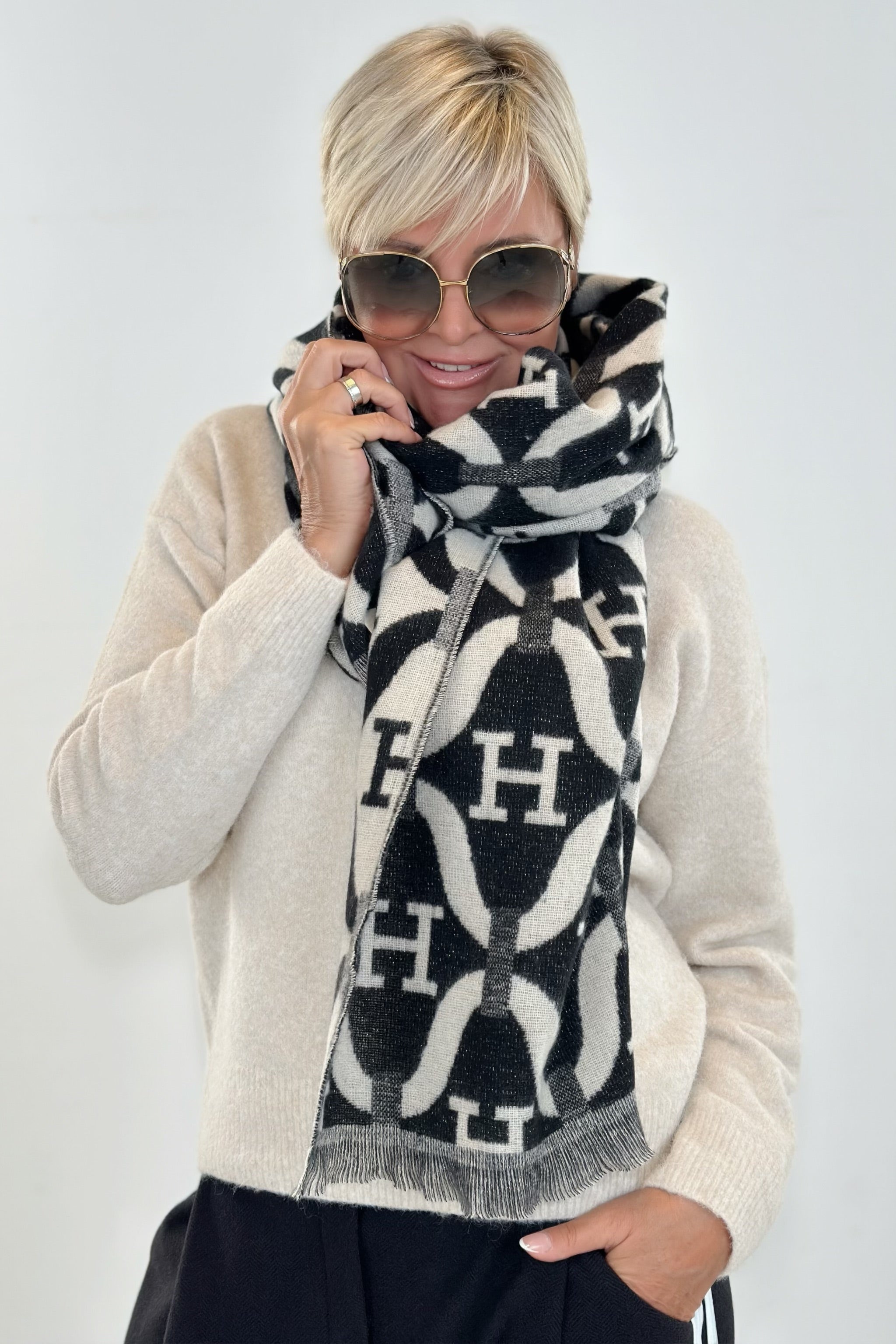 kuscheliger Schal mit Silberfaden, schwarz-beige