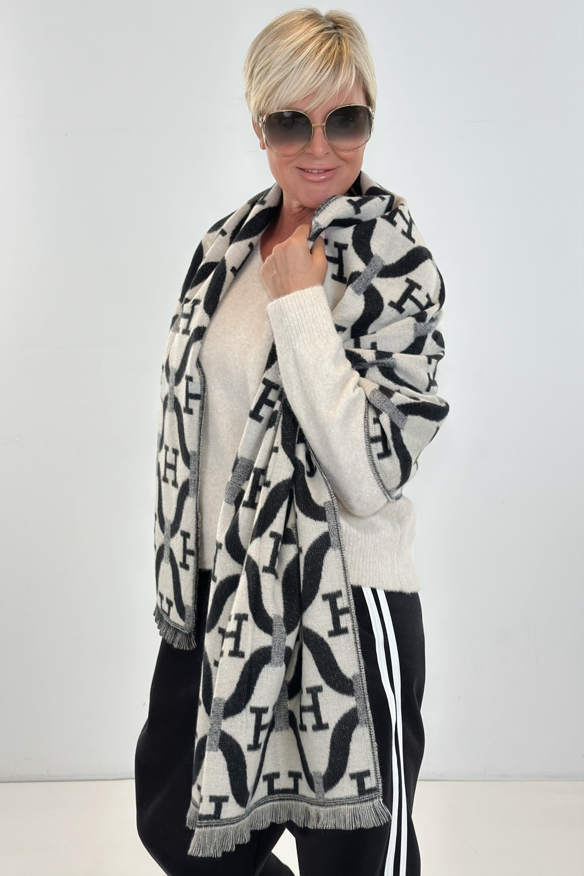 kuscheliger Schal mit Silberfaden, schwarz-beige
