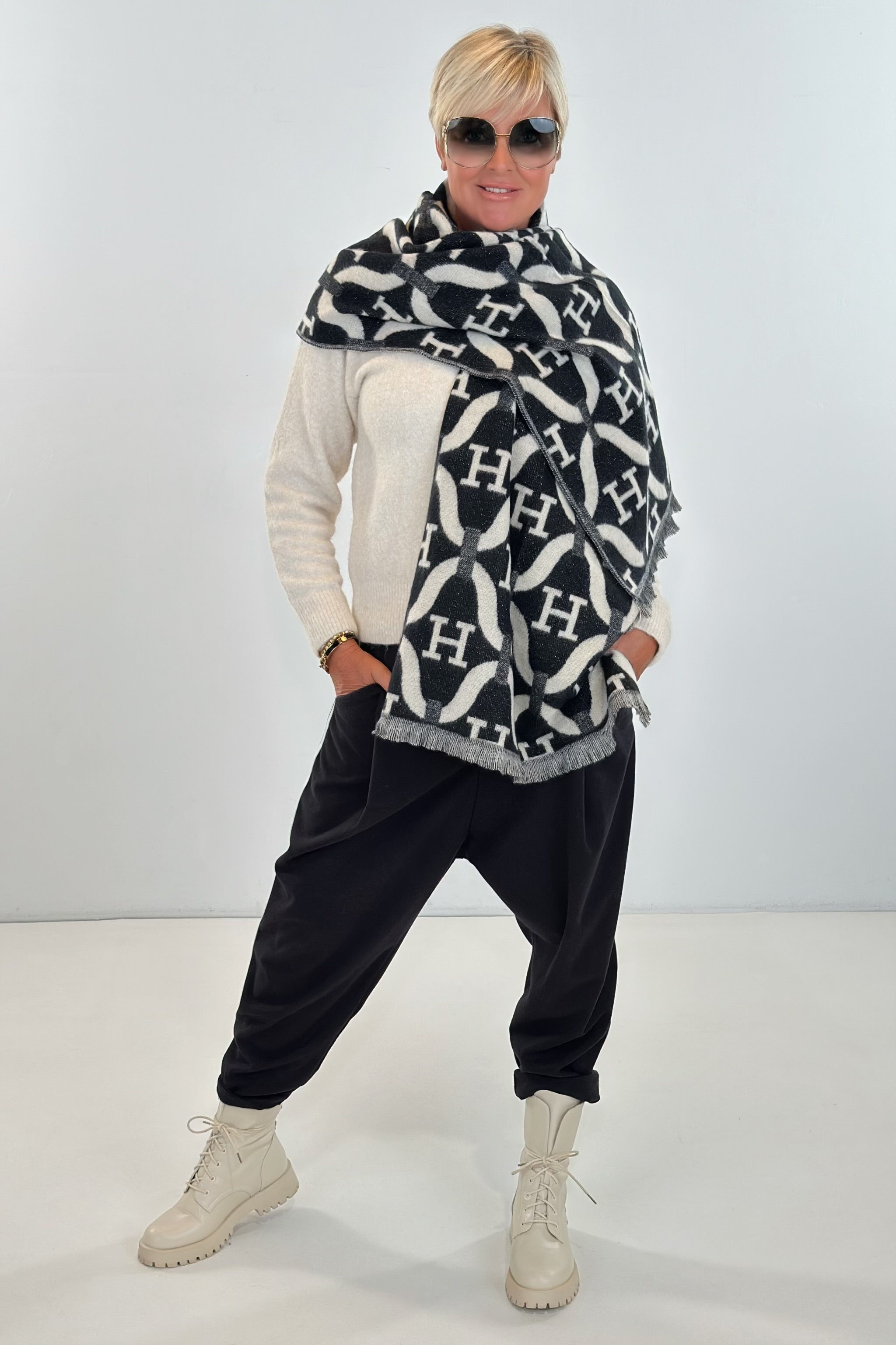kuscheliger Schal mit Silberfaden, schwarz-beige