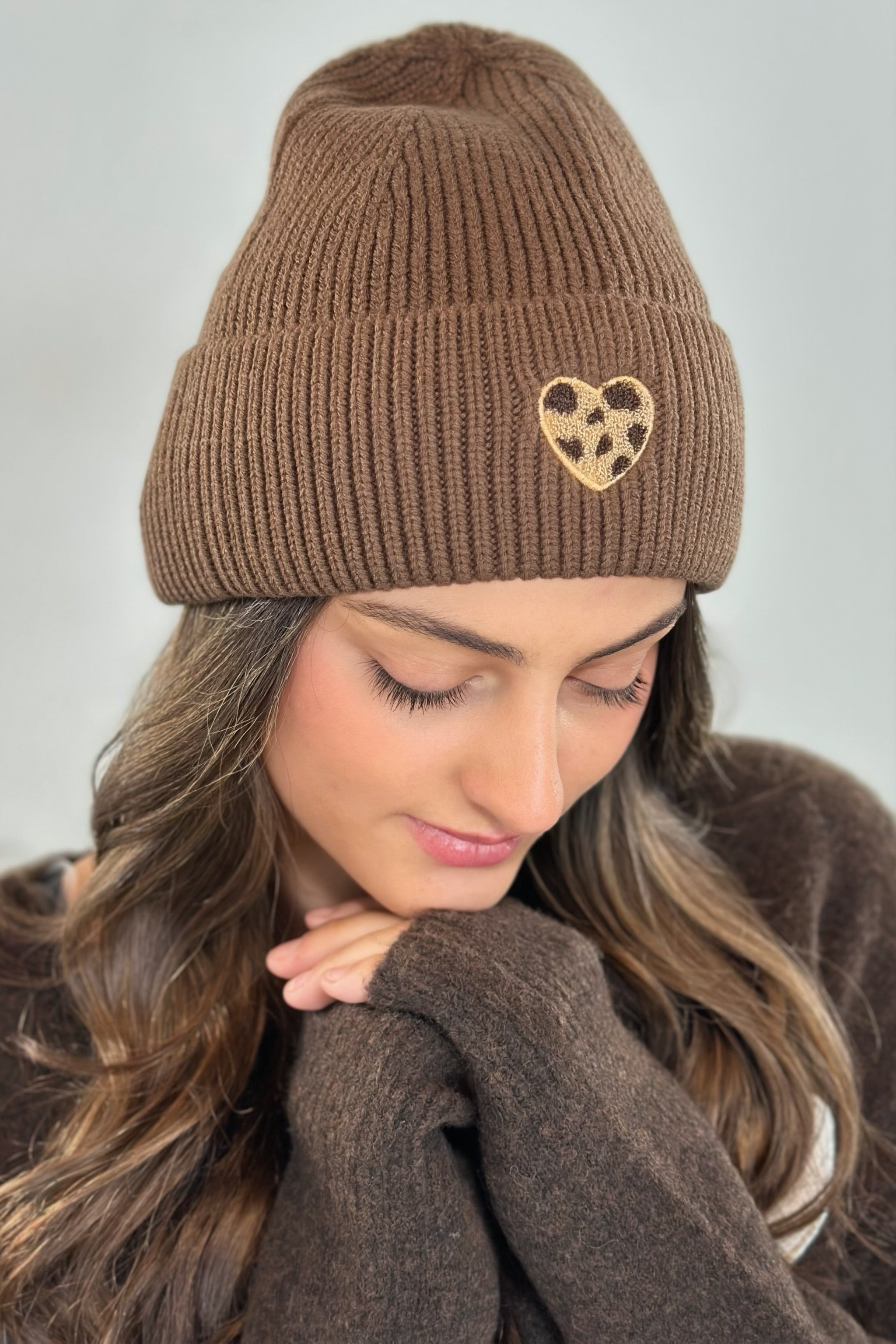 Mütze mit flauschigem Leo-Herz, braun