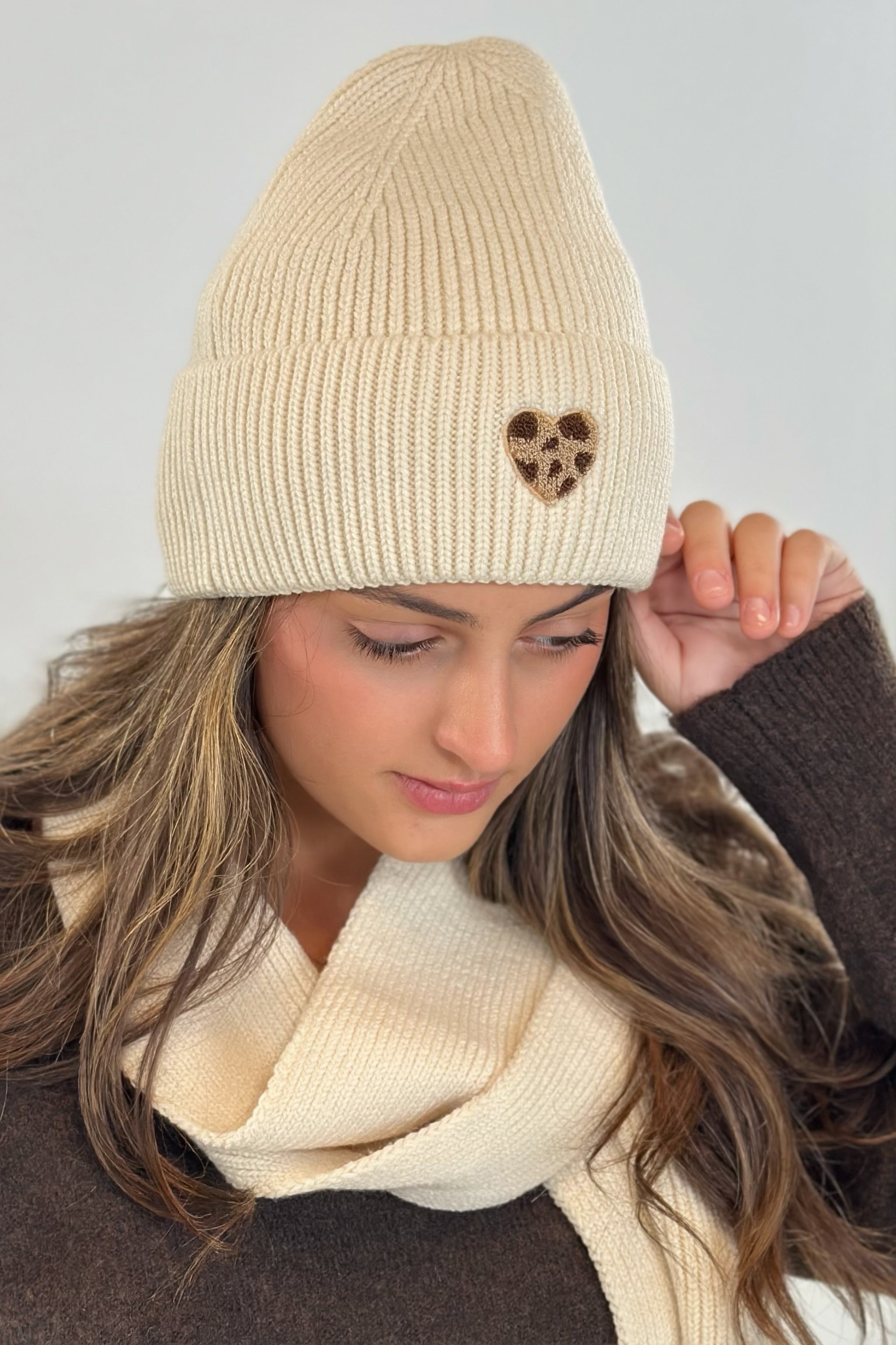Mütze mit flauschigem Leo-Herz, beige