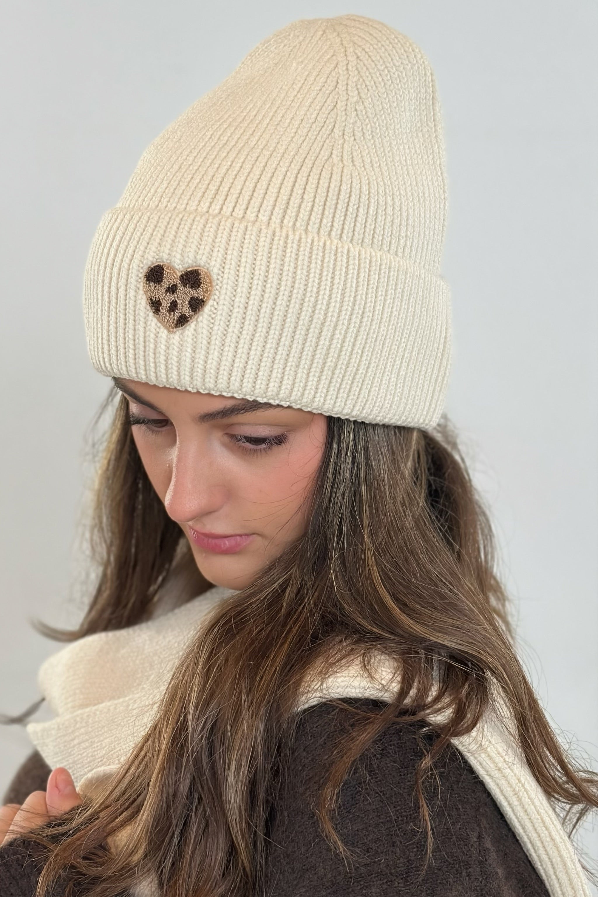 Mütze mit flauschigem Leo-Herz, beige