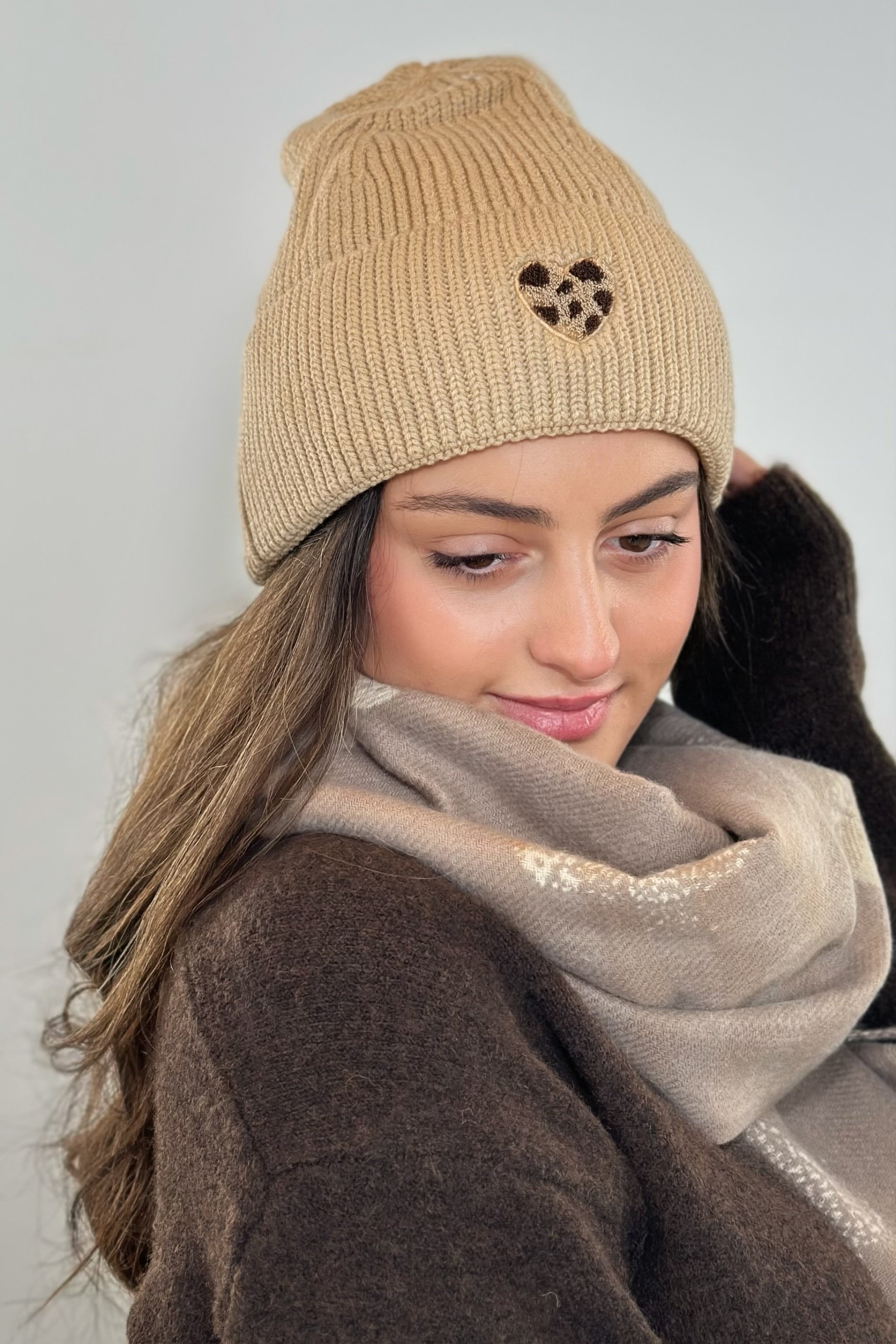 Mütze mit flauschigem Leo-Herz, hell camel