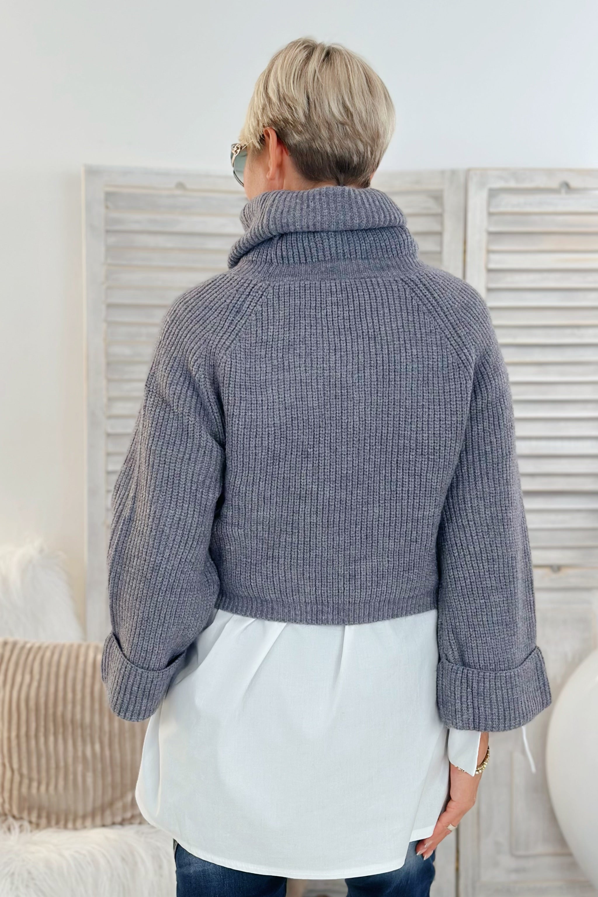 Kurzer Pulli mit weitem Rolli, grau