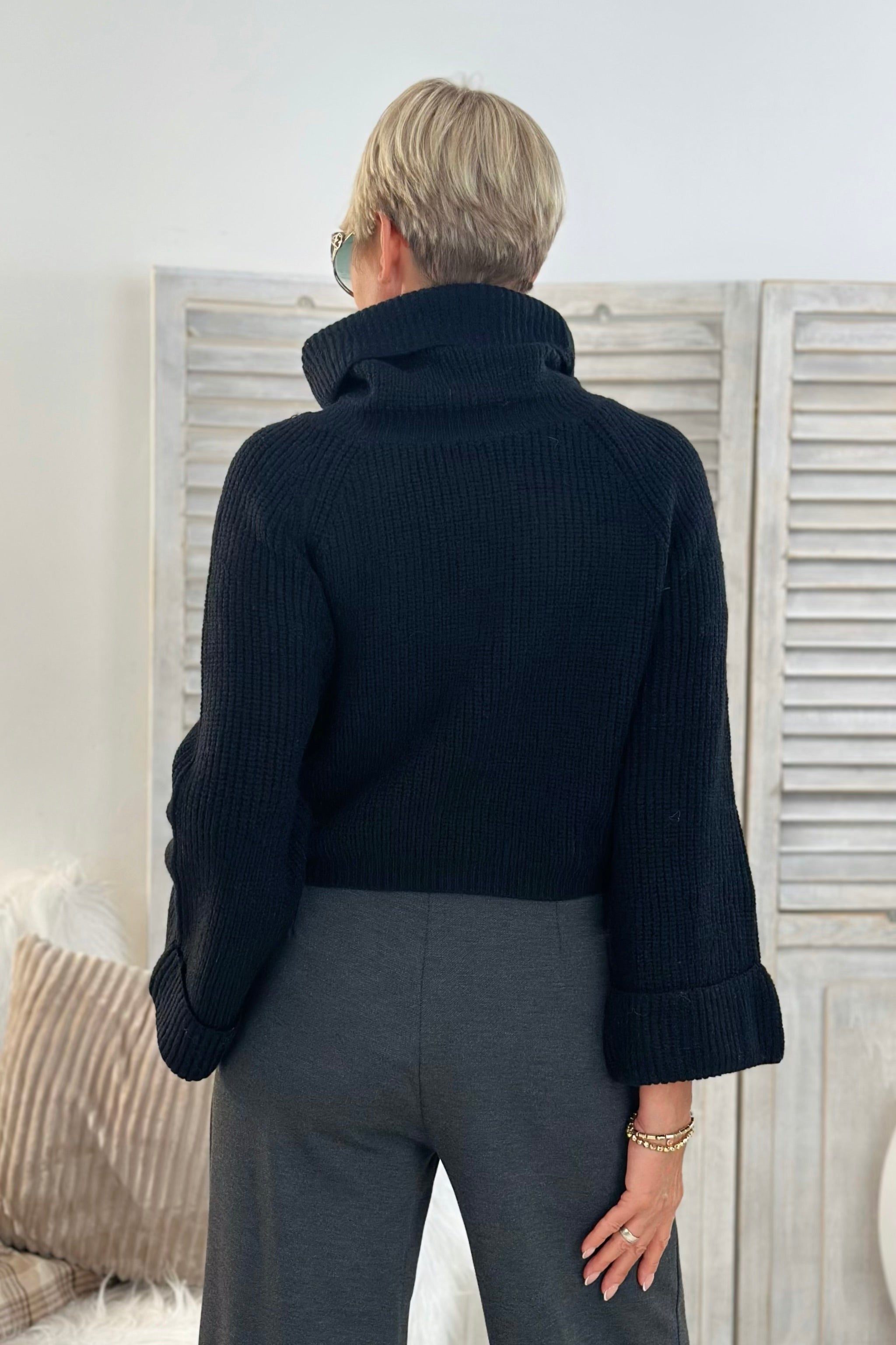 Kurzer Pulli mit weitem Rolli, schwarz