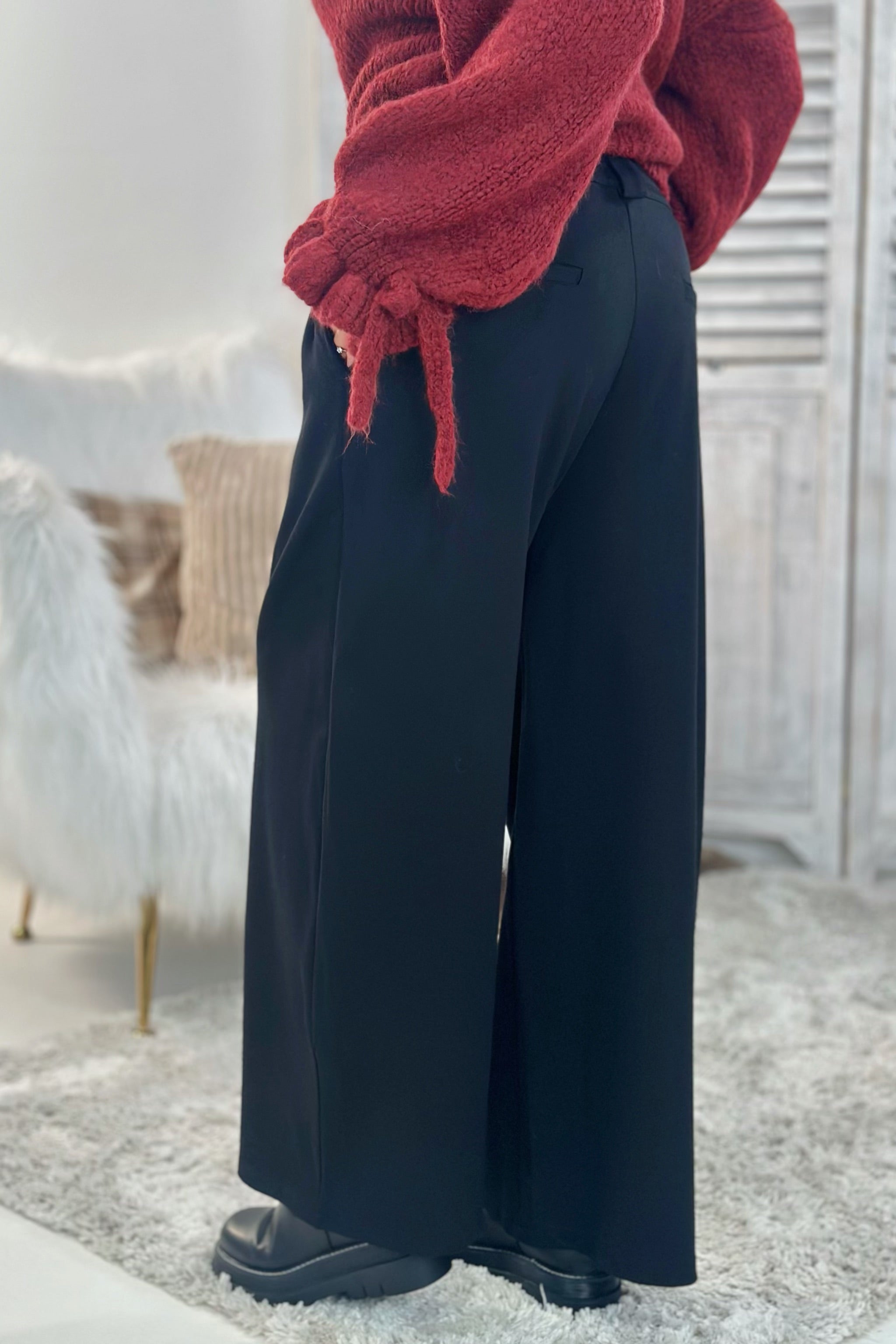 Herbstliche Hose mit Kellerfalten, schwarz