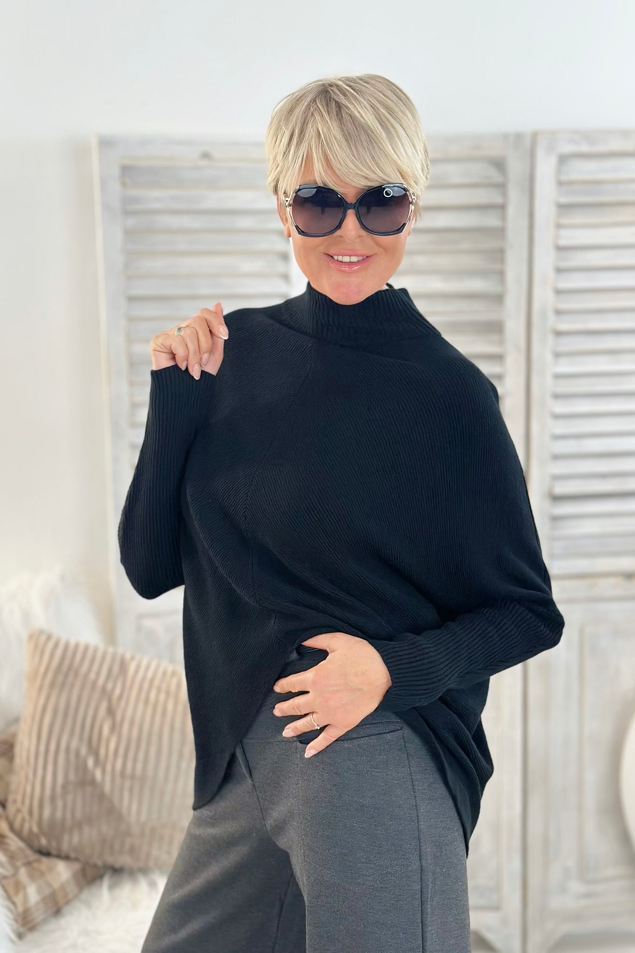 Weiter Pulli mit schmalen Ärmeln, schwarz