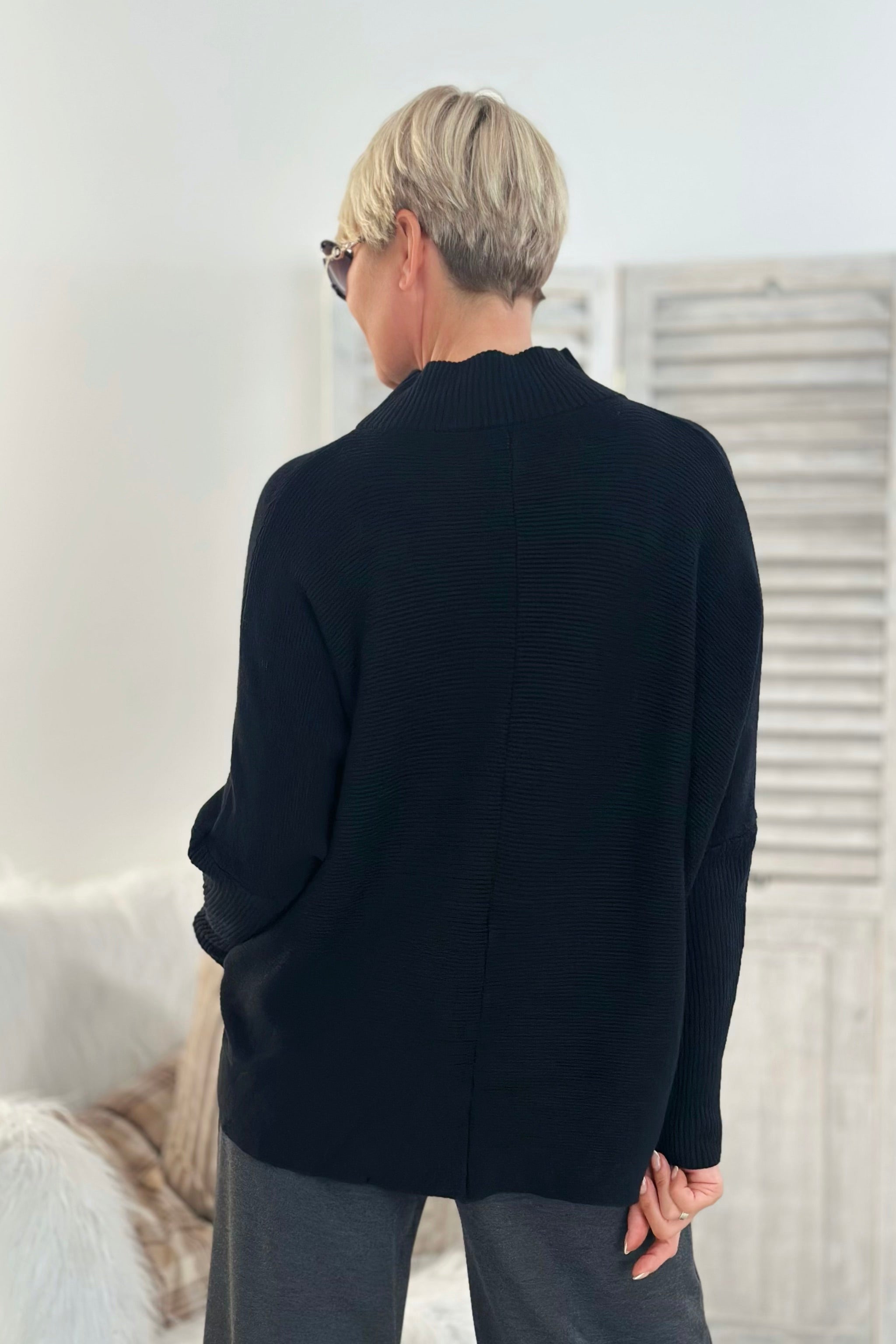 Weiter Pulli mit schmalen Ärmeln, schwarz