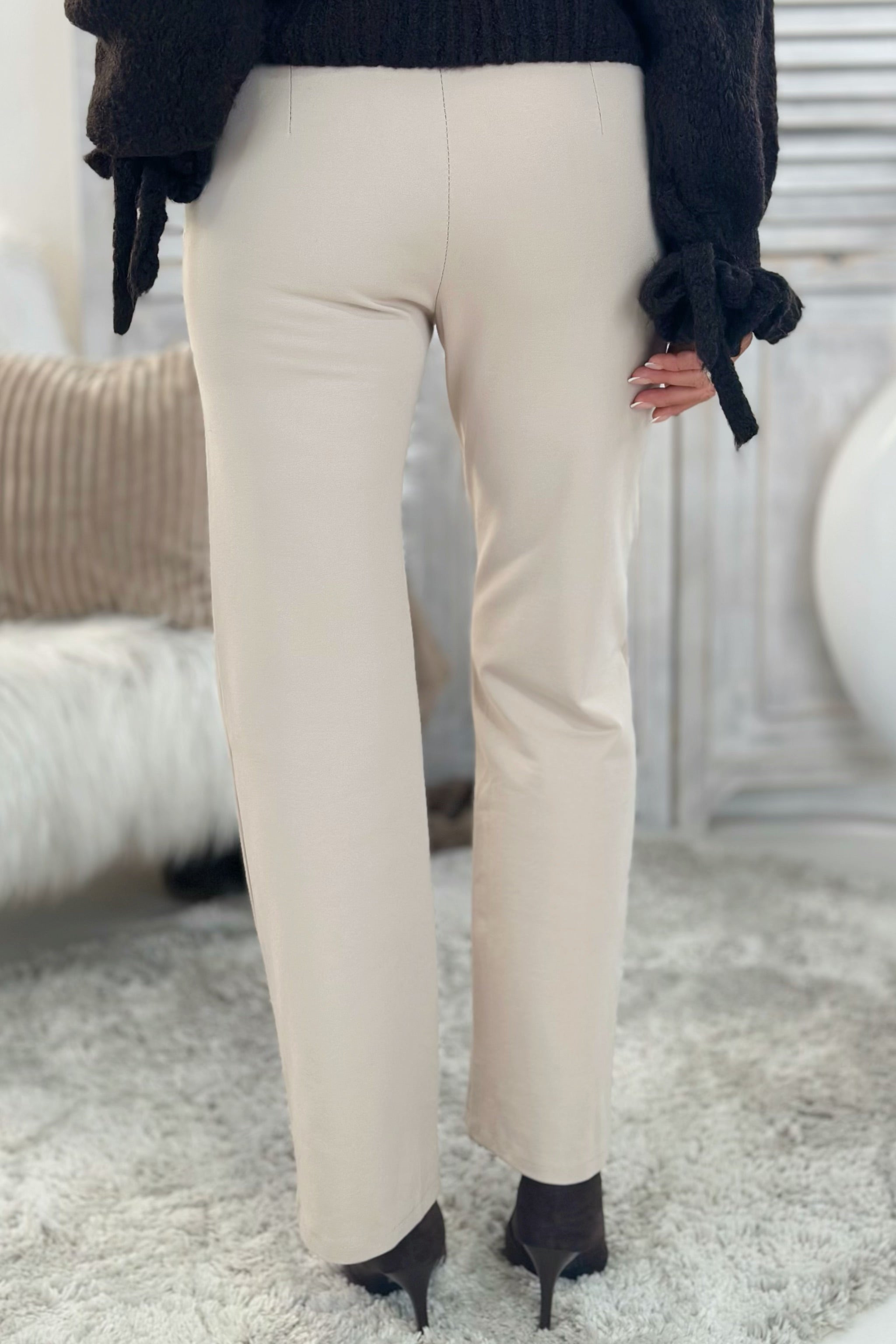 Hose mit geradem Bein und Stoffgürtel, beige