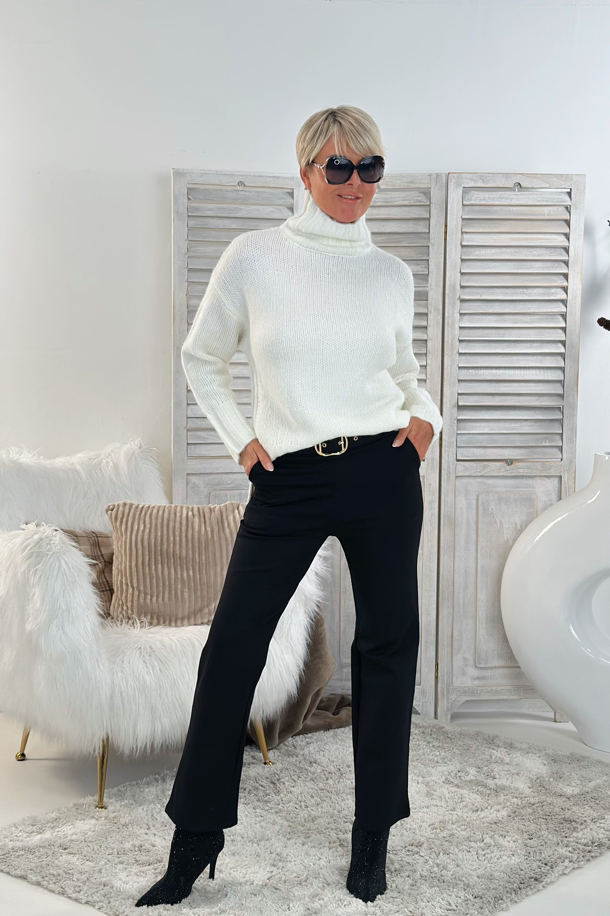 Hose mit geradem Bein und Stoffgürtel, schwarz