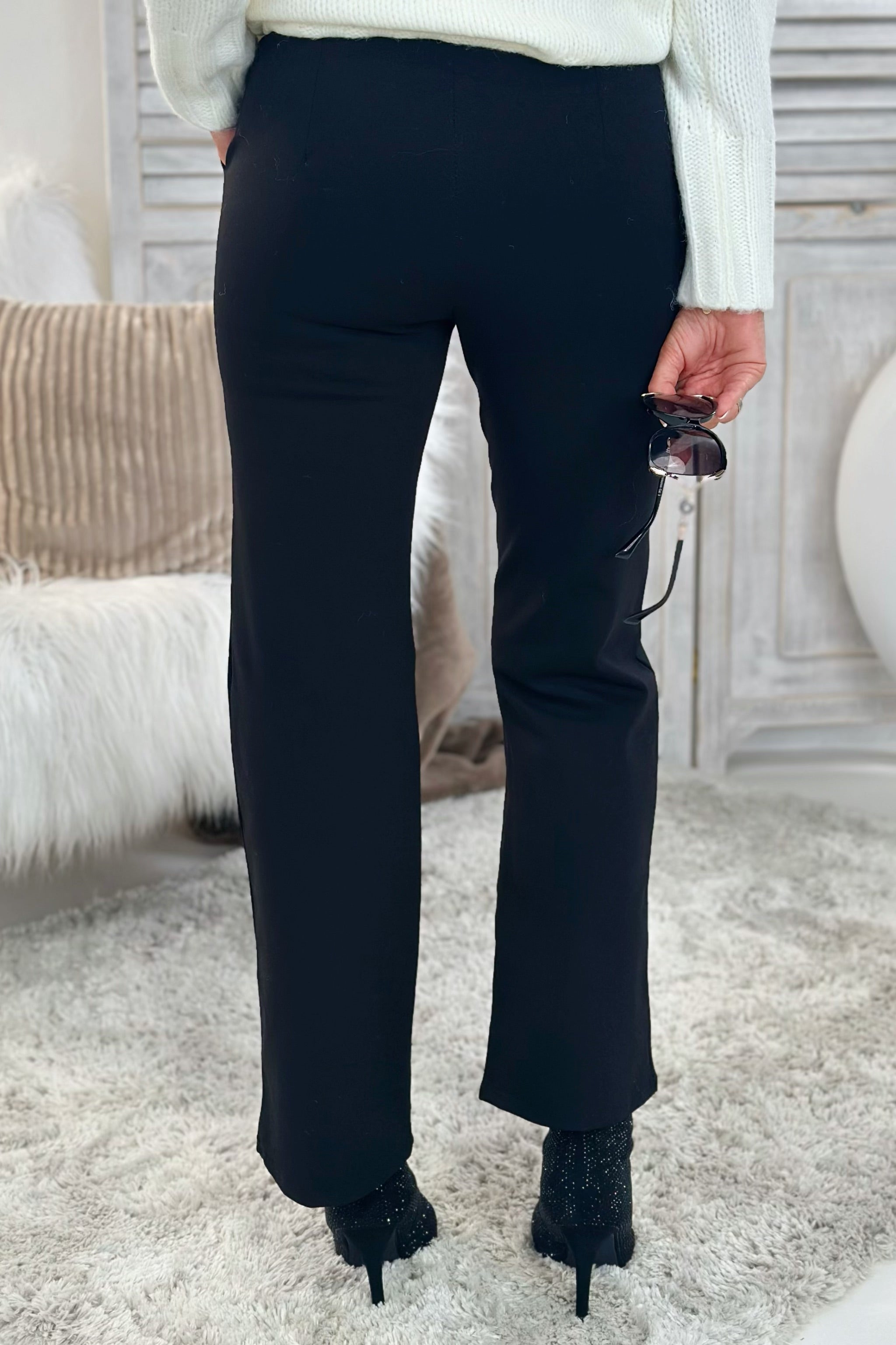 Hose mit geradem Bein und Stoffgürtel, schwarz