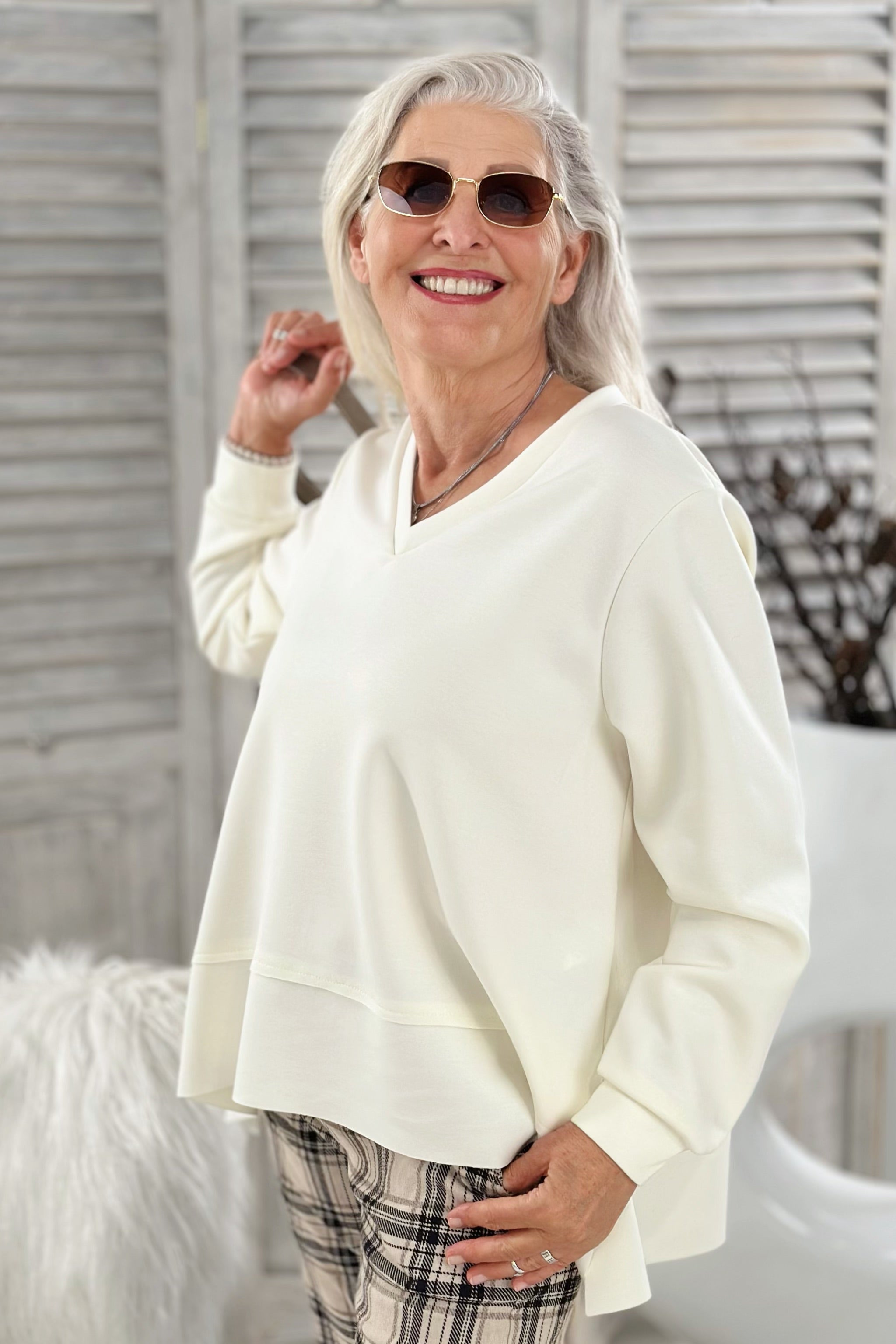 Cozy Basic Shirt mit V-Ausschnitt, creme