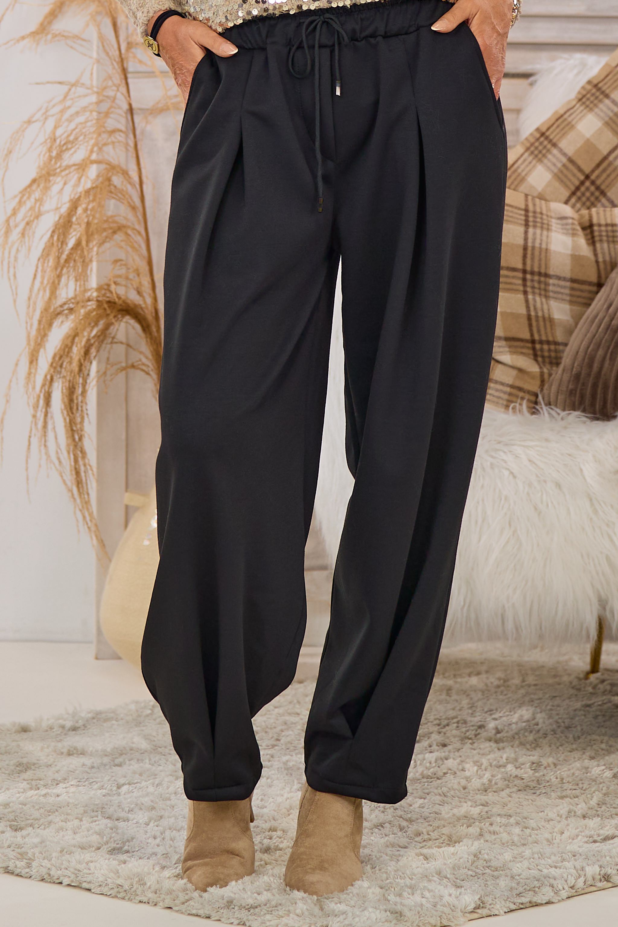 Cozy Hose mit Kellerfalten, schwarz
