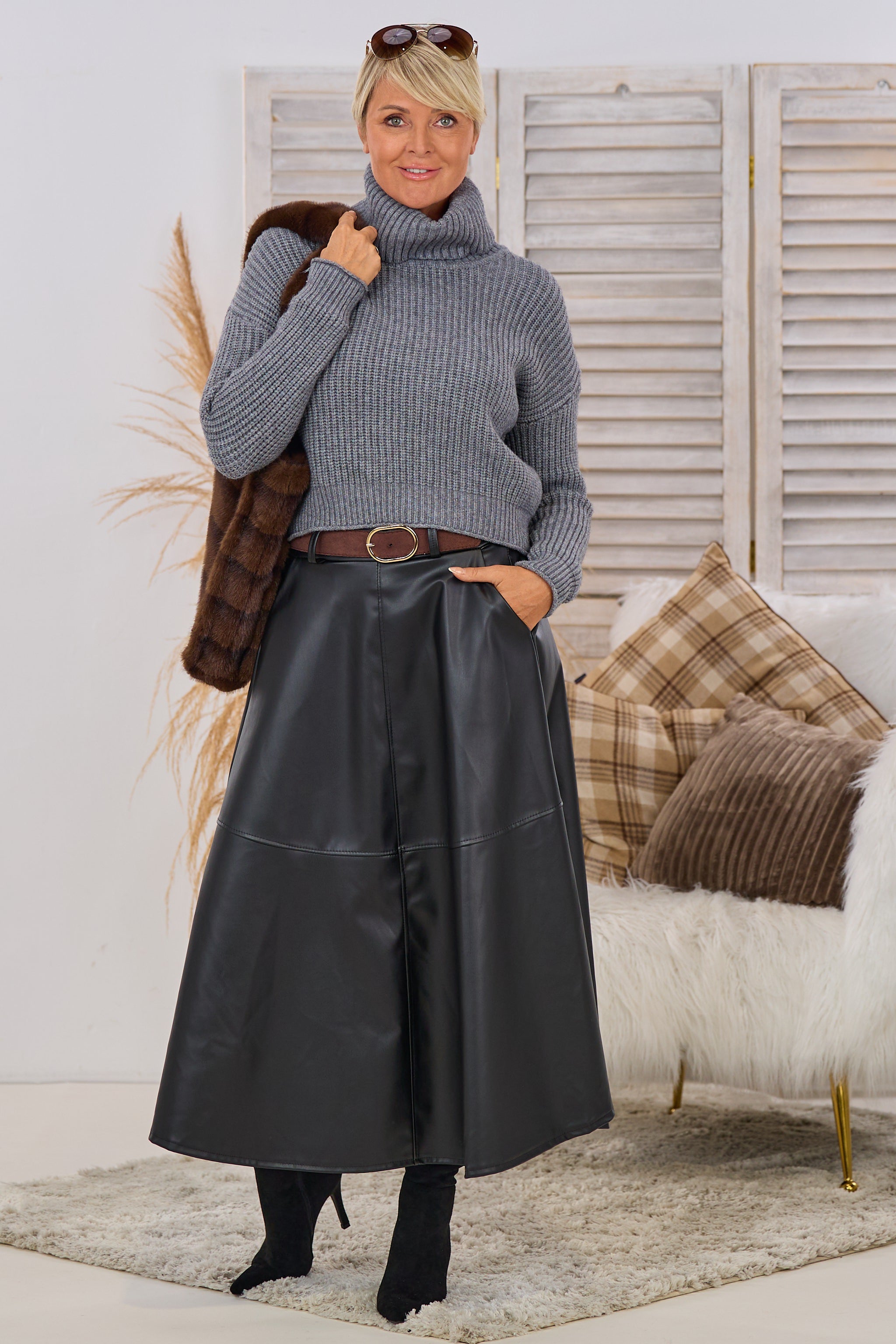 Langer, glockiger Kunstleder Rock, schwarz