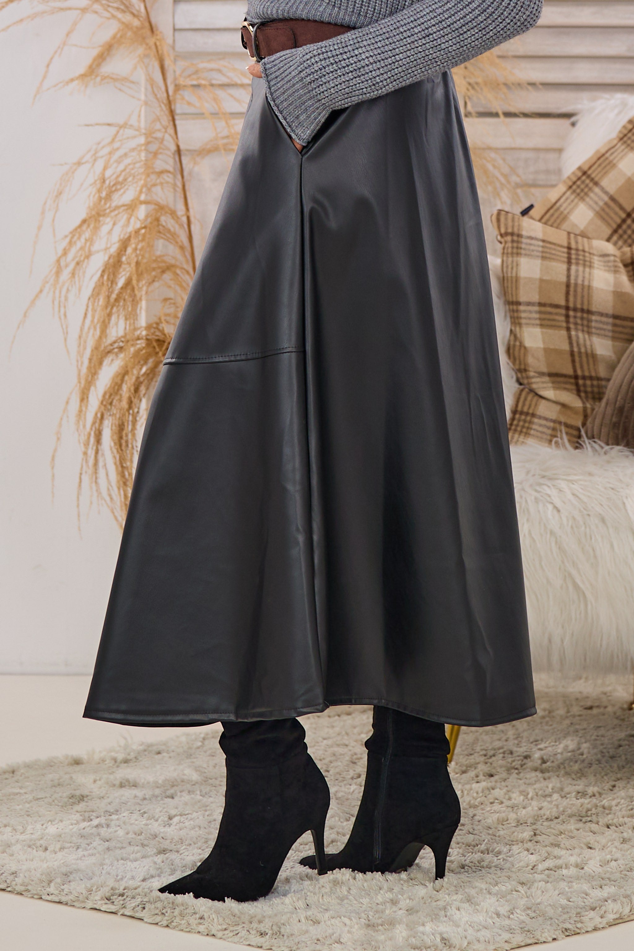 Langer, glockiger Kunstleder Rock, schwarz