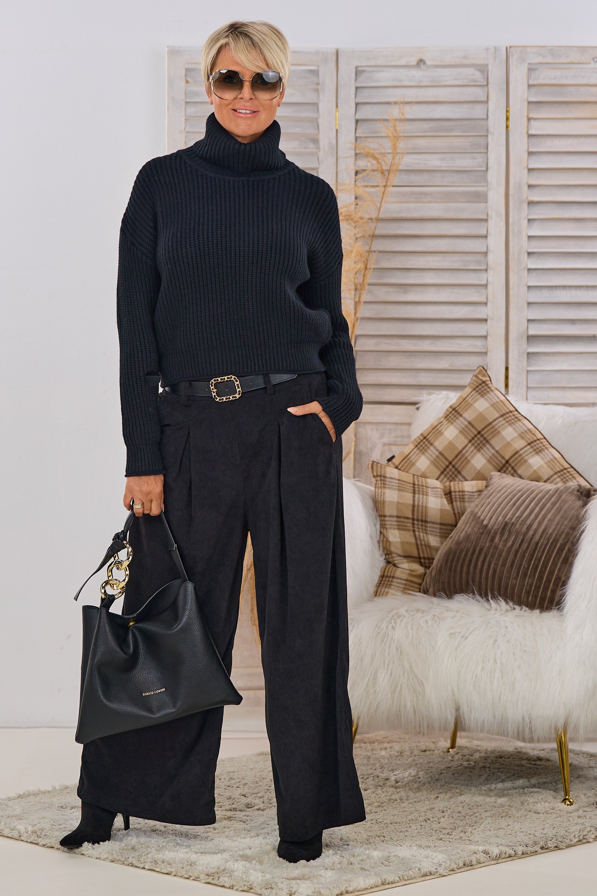 Kurzer Ripp-Pulli mit weitem Rolli, schwarz