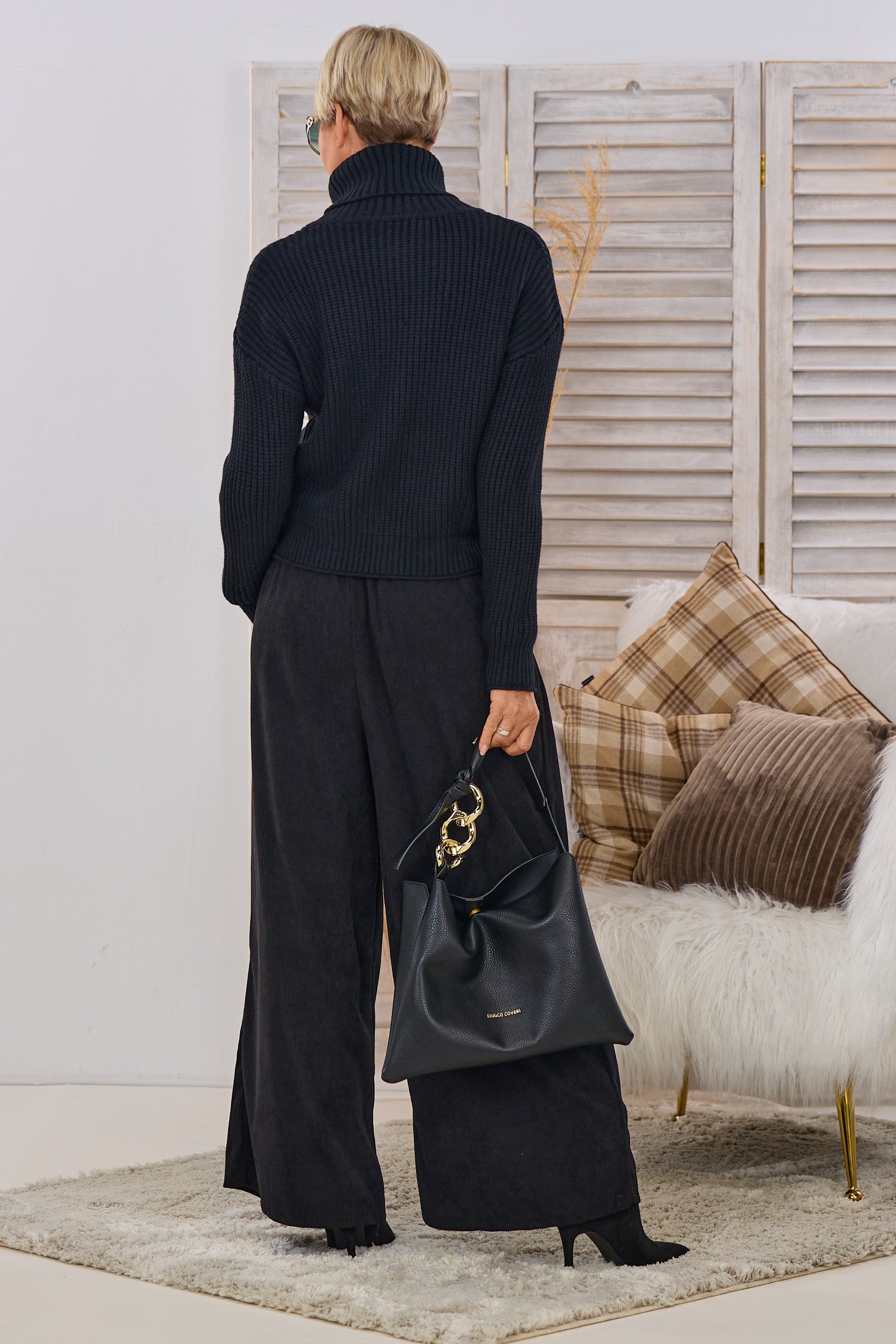 Kurzer Ripp-Pulli mit weitem Rolli, schwarz