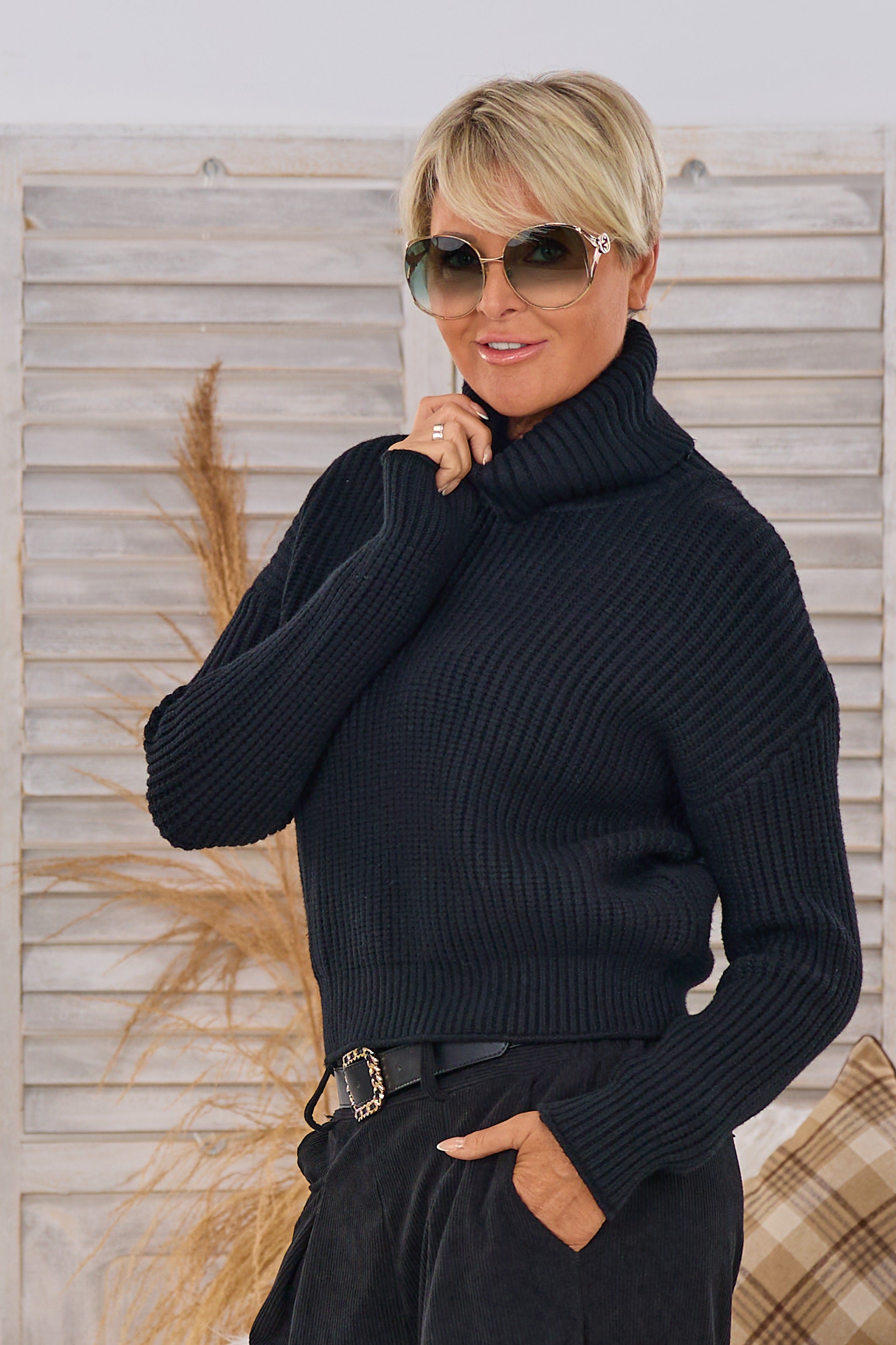 Kurzer Ripp-Pulli mit weitem Rolli, schwarz