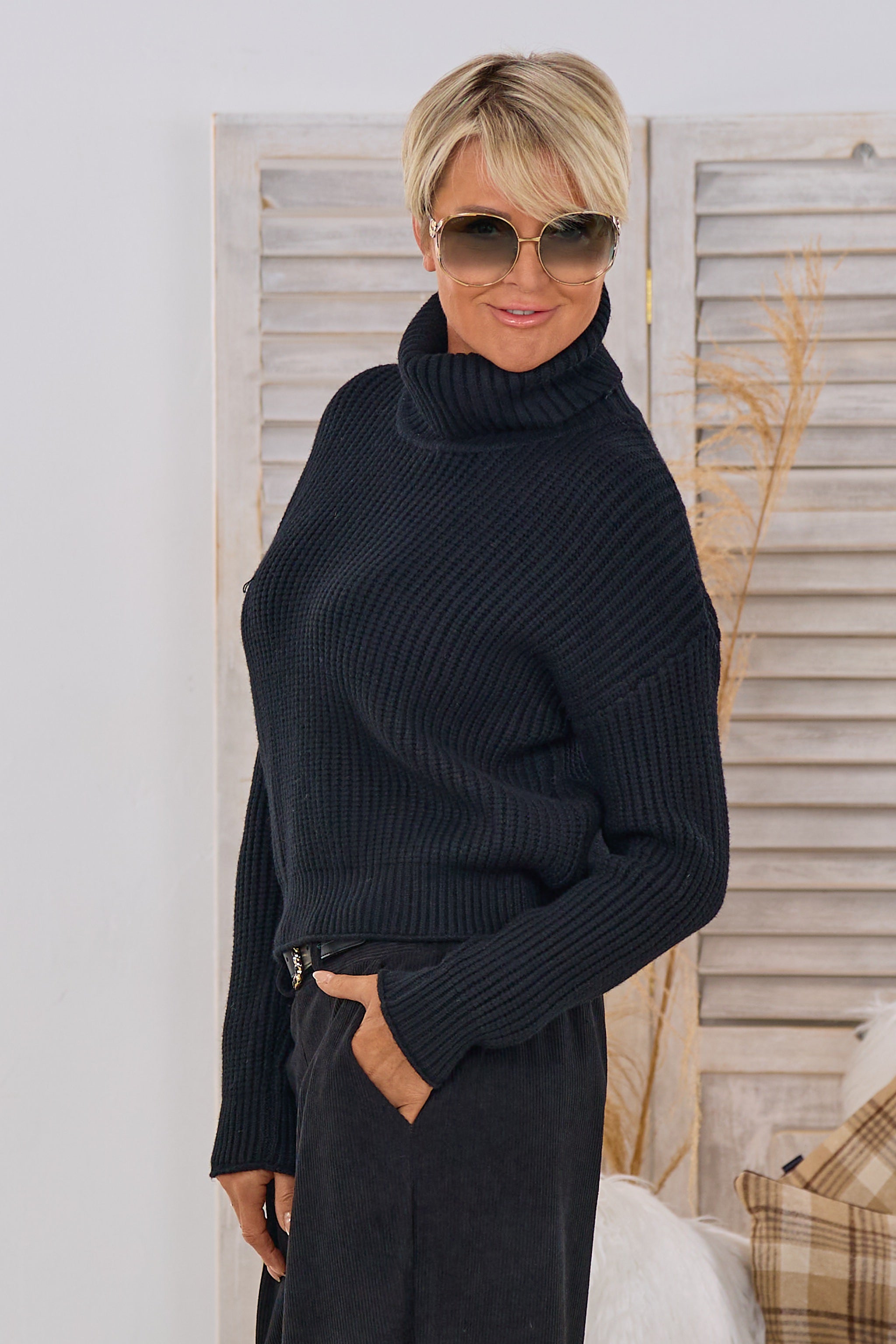 Kurzer Ripp-Pulli mit weitem Rolli, schwarz