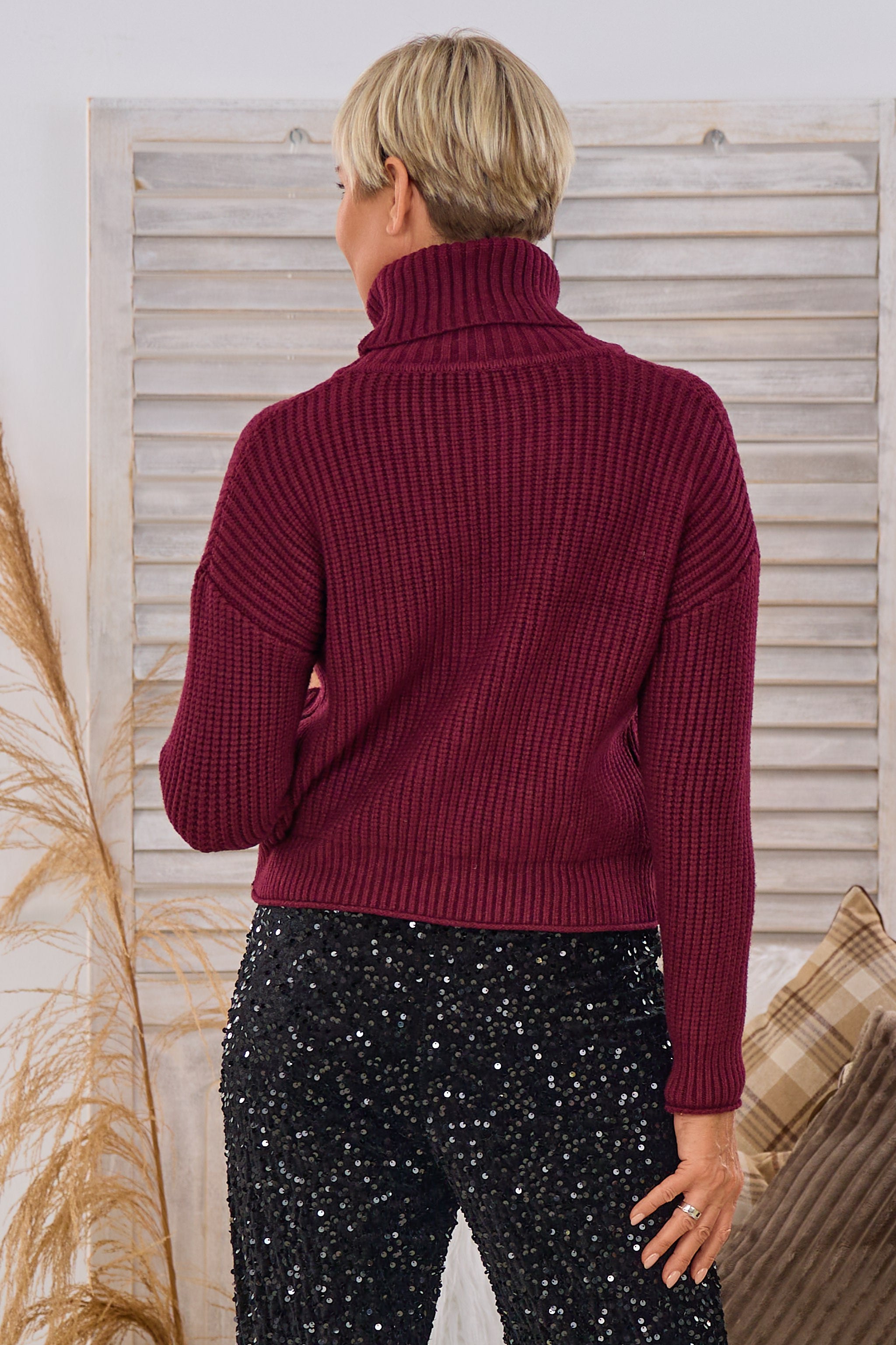 Kurzer Ripp-Pulli mit weitem Rolli, bordeaux