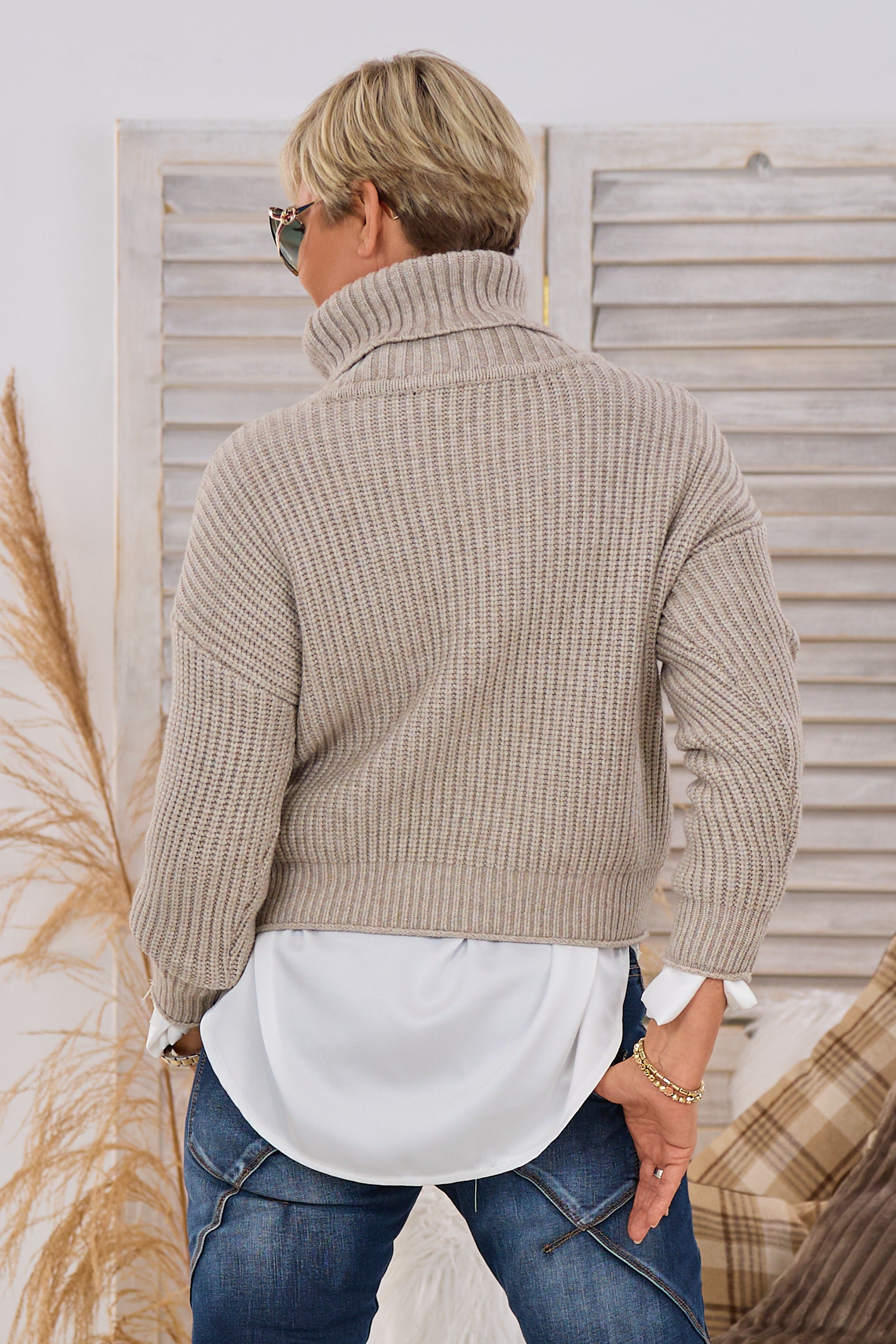 Kurzer Ripp-Pulli mit weitem Rolli, taupe