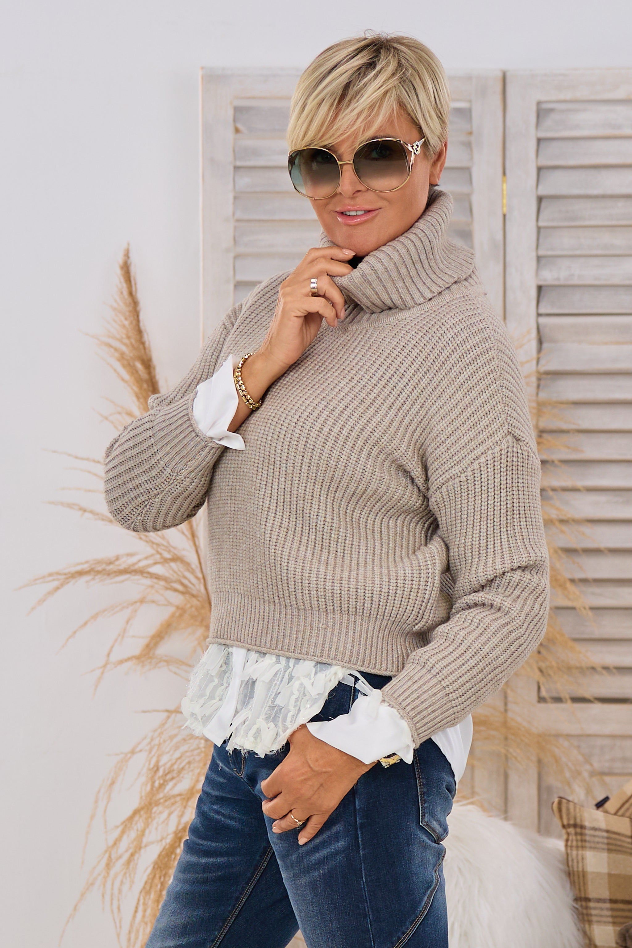 Kurzer Ripp-Pulli mit weitem Rolli, taupe