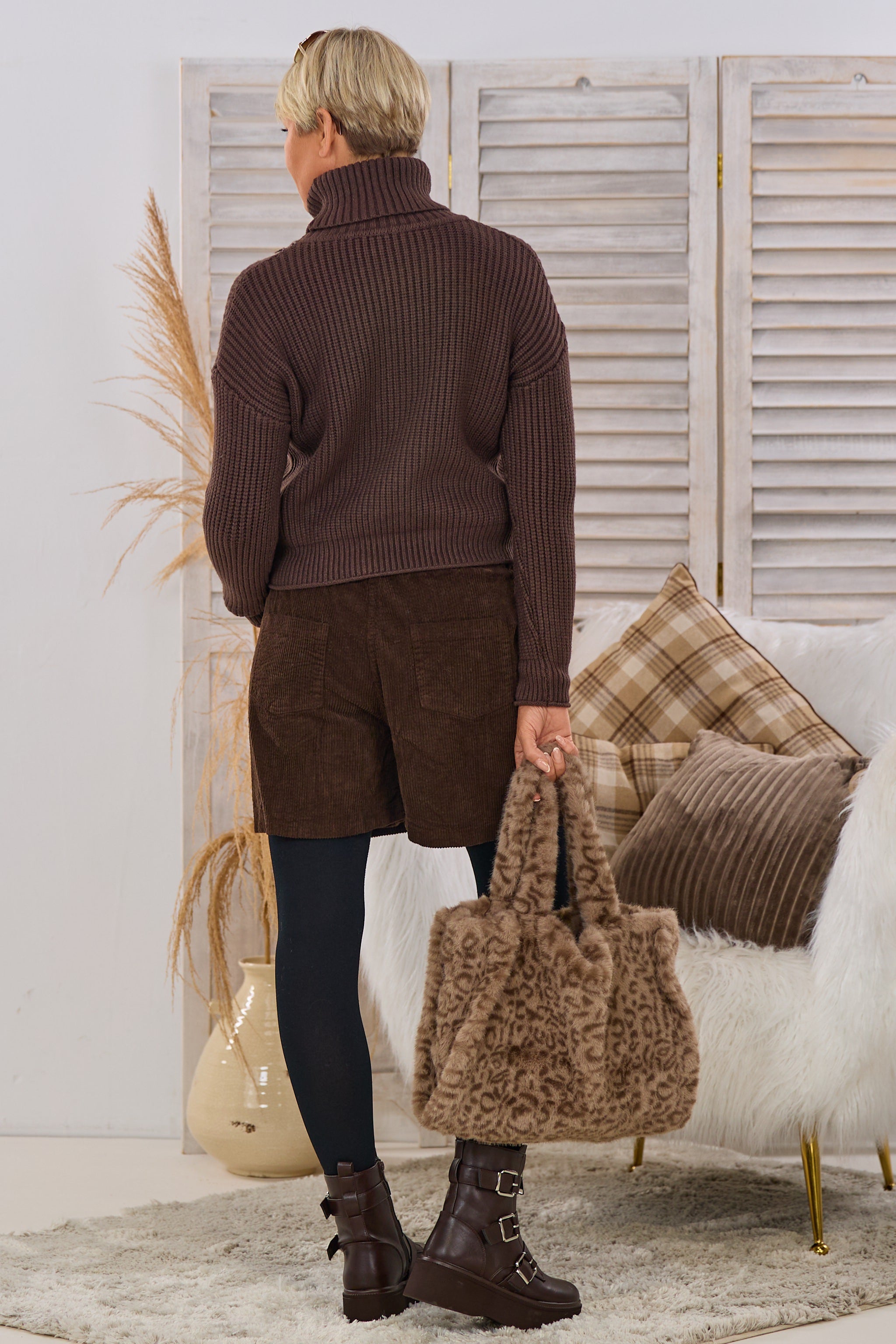 Kurzer Ripp-Pulli mit weitem Rolli, braun