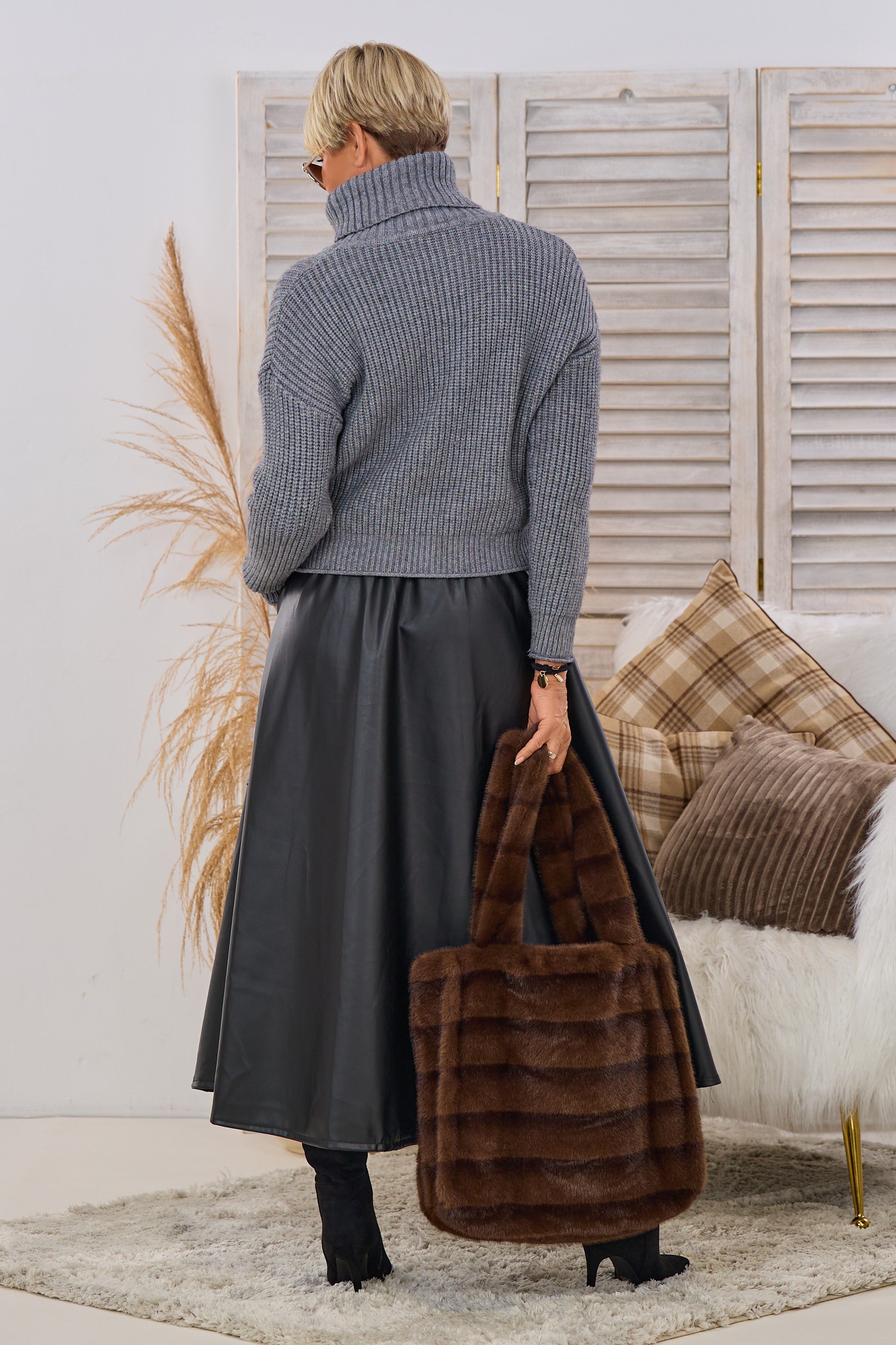 Kurzer Ripp-Pulli mit weitem Rolli, grau