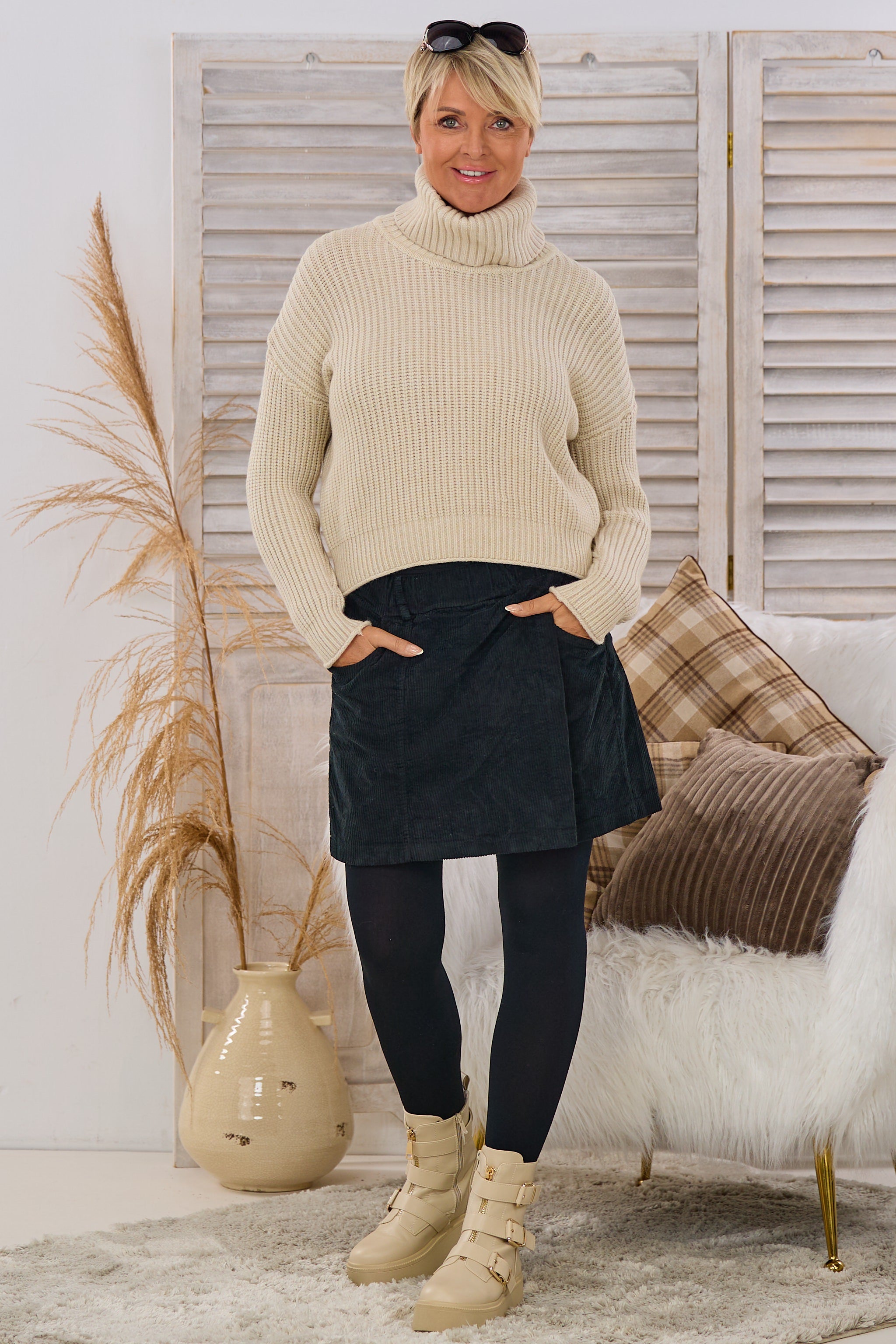 Kurzer Cord-Hosenrock, schwarz